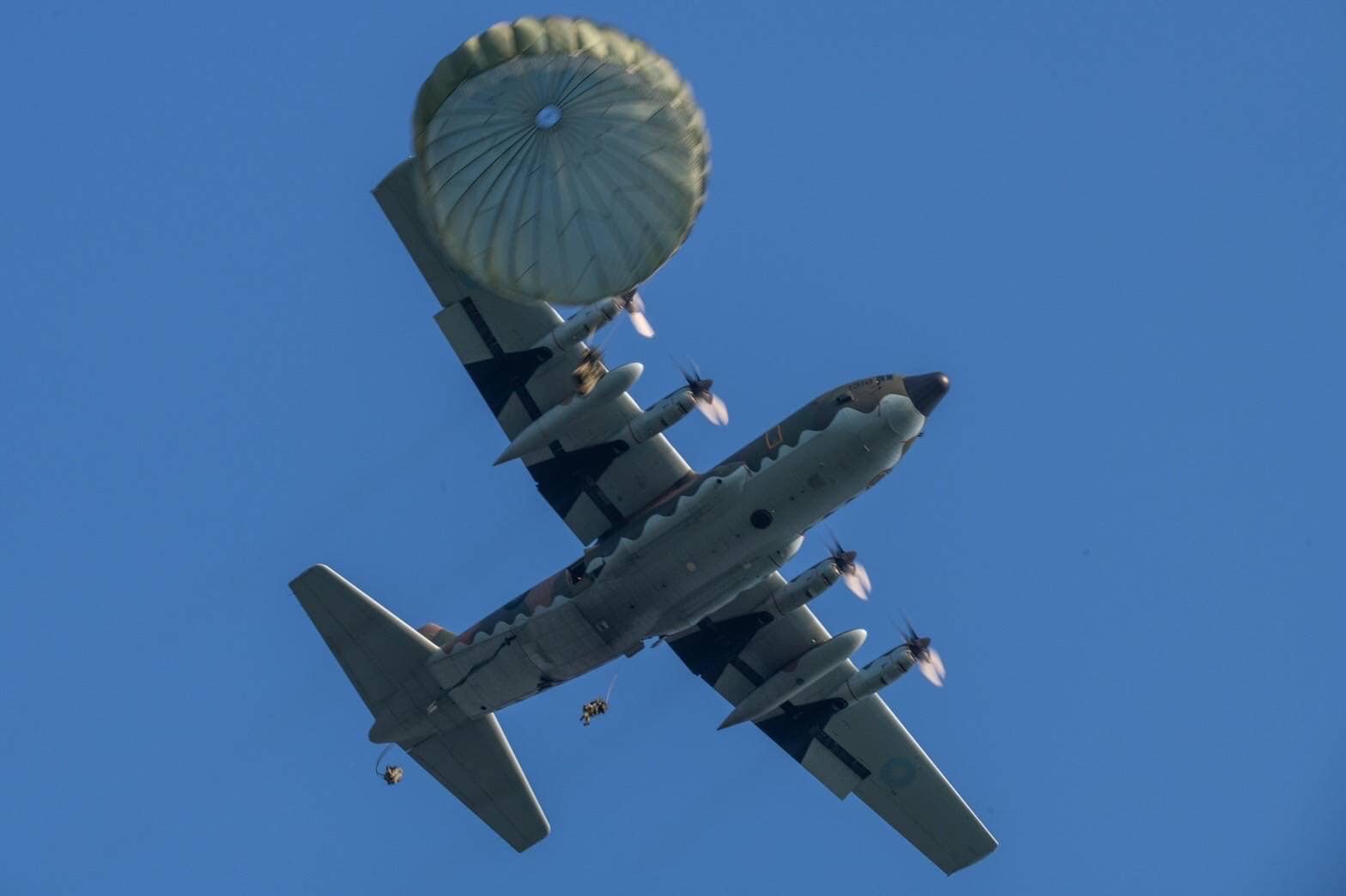 傘兵自高空一躍而下。翻攝中華民國空軍臉書