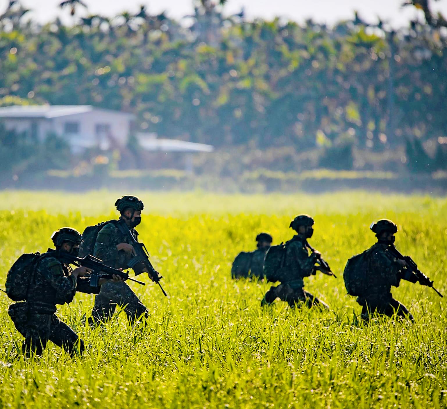 76名傘兵順利降落潮州空降場。翻攝國防部發言人臉書