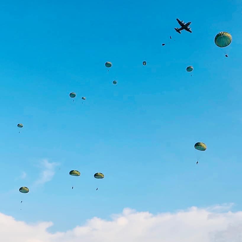 傘兵自高空一躍而下。翻攝國防部發言人臉書