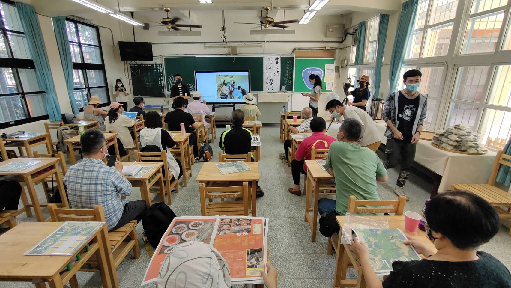 今日客傳會提供「第一次交流工作坊」的工作夥伴，閱讀參考由客傳會發行的全國性季刊《靛花》，《靛花》就是以全新客家美學設計、出版的刊物，並在去年獲得臺灣年度設計大獎《Shopping Design》Taiwan Design BEST 100「年度在地文化新演繹」獎項，並以傳達設計類獲選「金點設計獎標章」。蘇佑昇攝