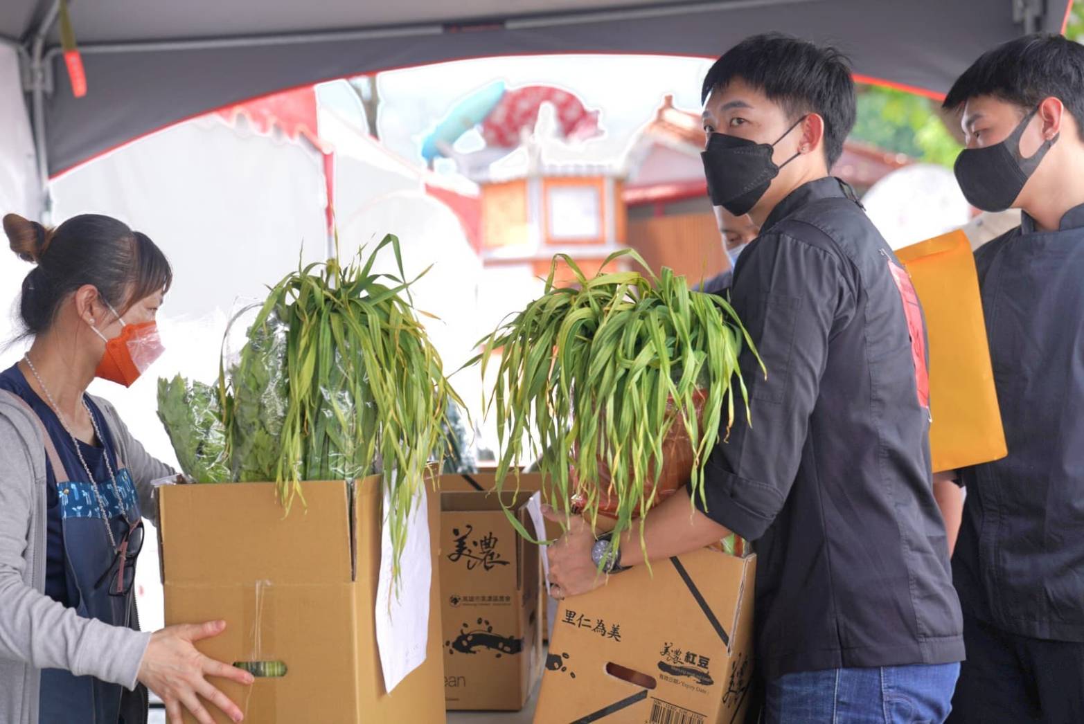 主辦單位蒐集當地食材，為參賽店家準備的食材箱。洪俊傑攝