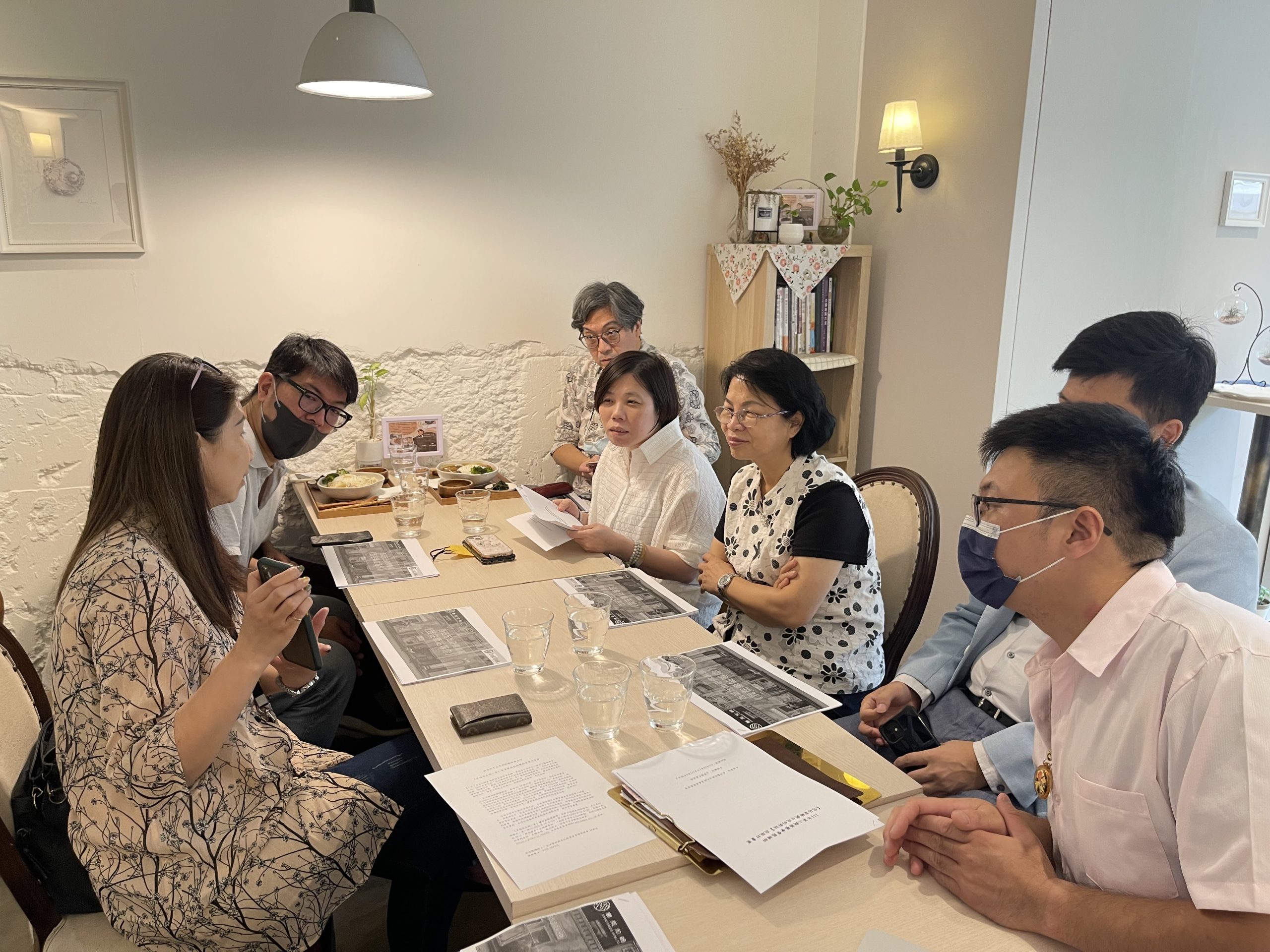 湯蕙禎給予亞洲藝術與文化創意產業發展協會團隊一些專業客語意見，希望讓孩子能夠透過客英雙語《穿越客庄偶一夏》夏令營，有個一輩子難忘的美好回憶！