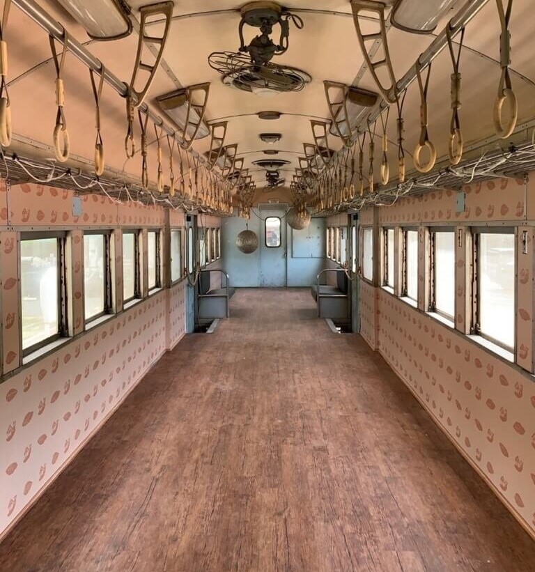 花蓮鳳林慢城廣場彩繪列車換新塗裝，外觀由設計師李明道以蝸牛圖騰打造，內部空間也整修一新，開放遊客體驗。（中央社）