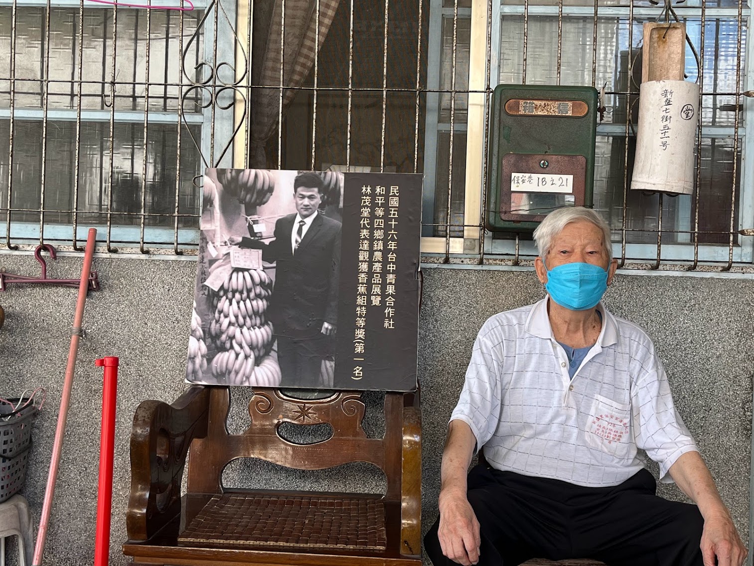 走讀老照片,最好就是由本人來說明他的故事,圖為茂堂伯和大家分享東勢過往香蕉產業。吳哲銘攝