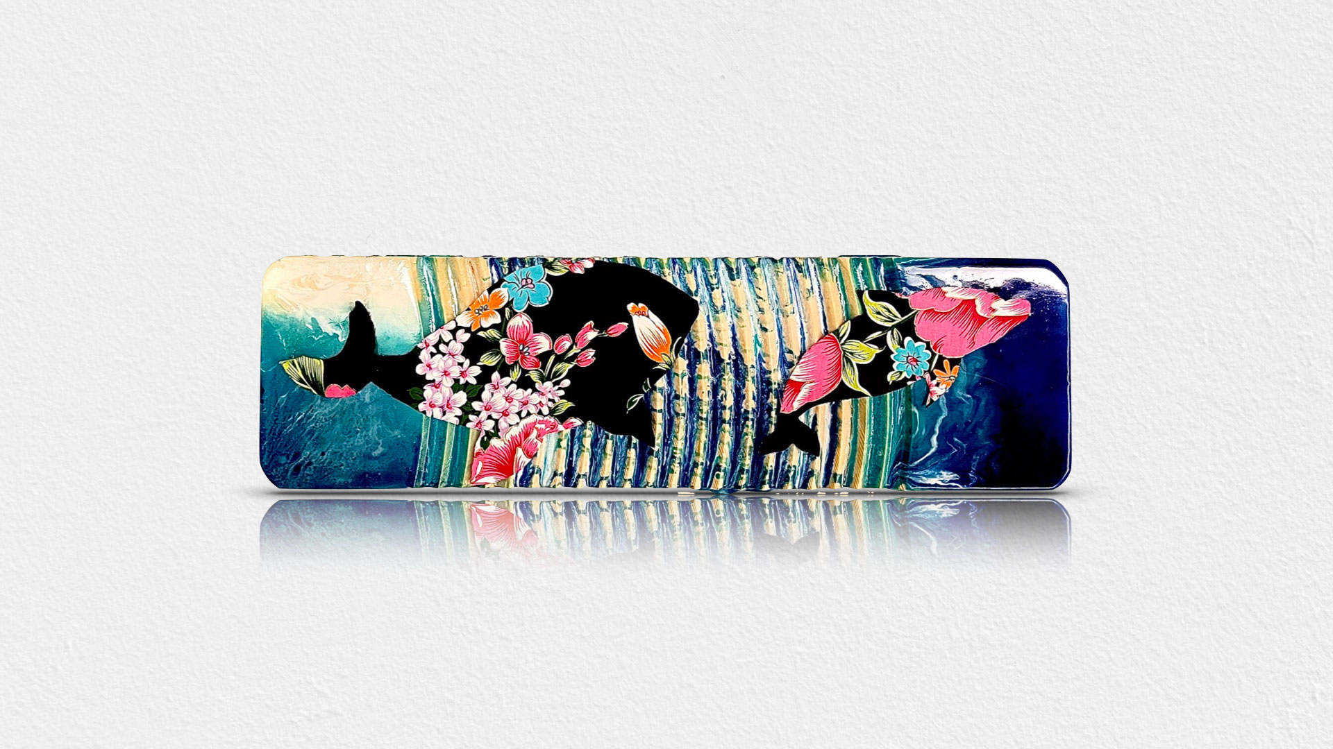 名稱:鯨濤high浪<br />作者:陳盈君<br />創作理念:取驚濤駭浪的諧音,將驚改成鯨, 代表畫面中的鯨豚,並將駭改成 High,想呈現很高的海浪以及心 情愉悅的雙層意味,象徵著畫面 中的鯨豚在自由的海洋,得以不 受拘束、心花怒放地遨遊。