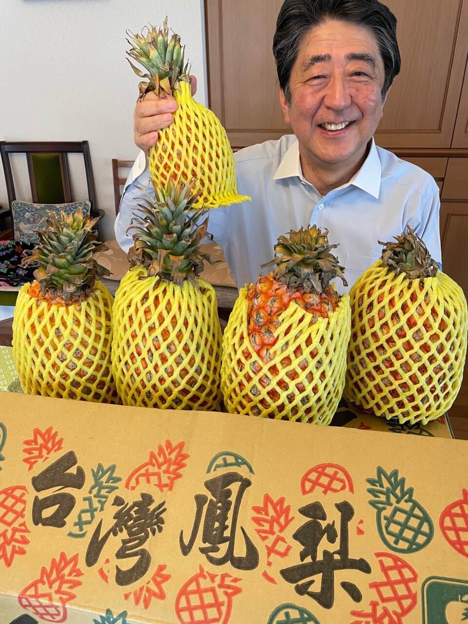 日本前首相安倍晉三，不僅任內將台灣明確定位為「重要夥伴及友人」，卸任後也頻頻為台發聲。圖為去年中國暫停進口台灣鳳梨，安倍晉三在推特上發布自己與台灣鳳梨的合影，並大讚看起來很好吃。（圖取自twitter.com/abeshinzo）