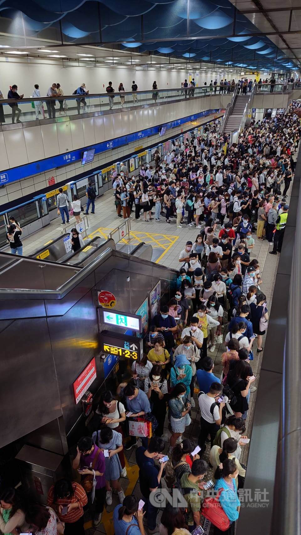 新埔站等車人潮。（中央社）