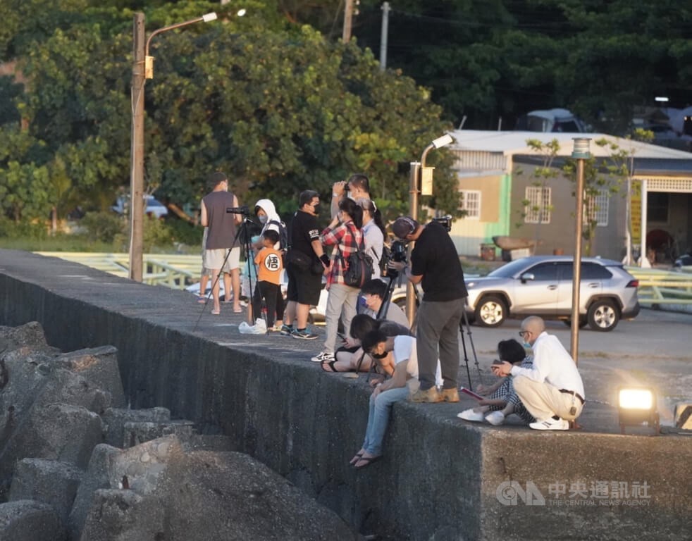 全台首支混合式類衛星載具火箭HTTP-3A第二節火箭10日上午6時12分在屏東旭海順利發射,現場湧入不少太空迷爭睹。中央社