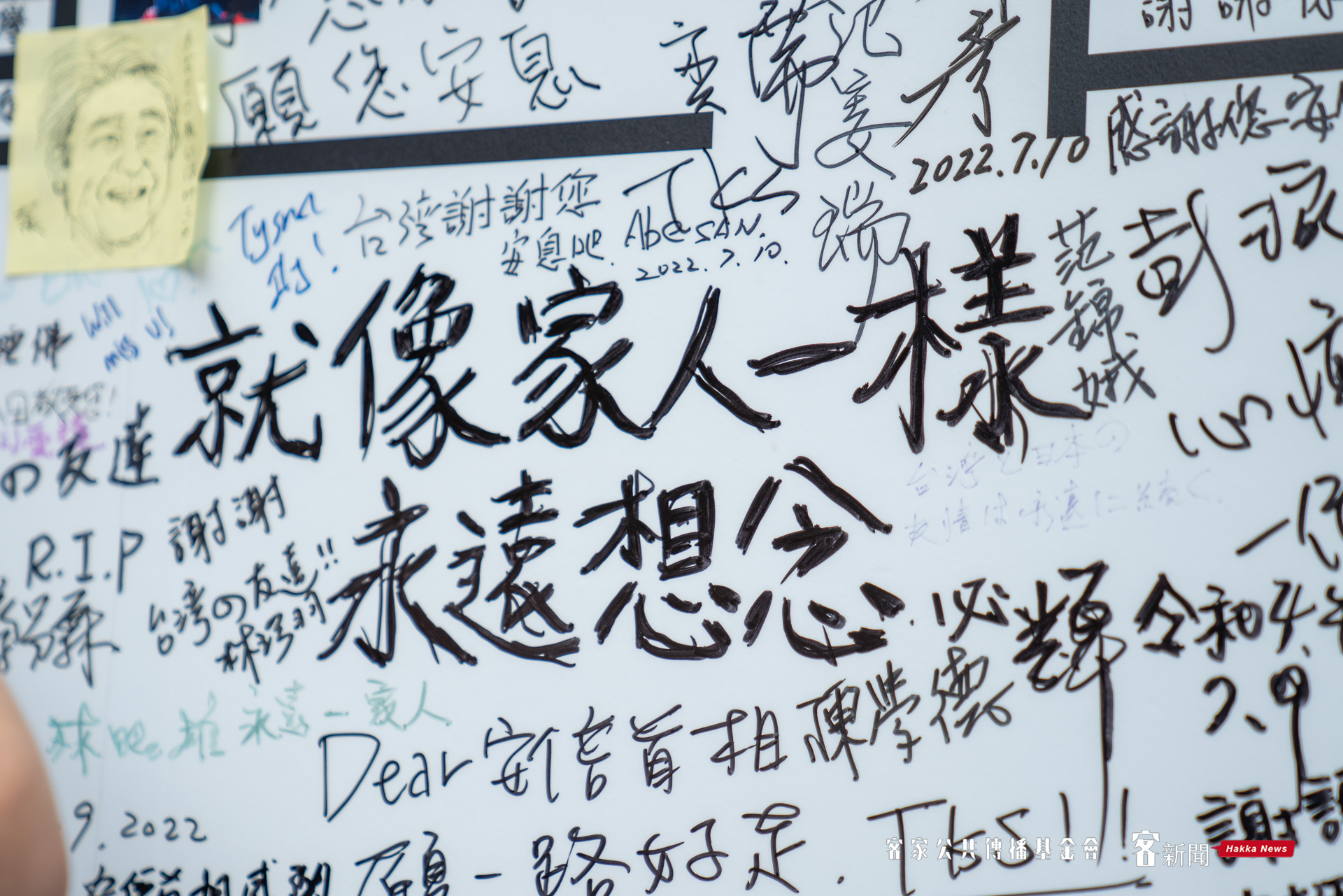 民眾悼念日本前首相安倍晉三。范修語攝