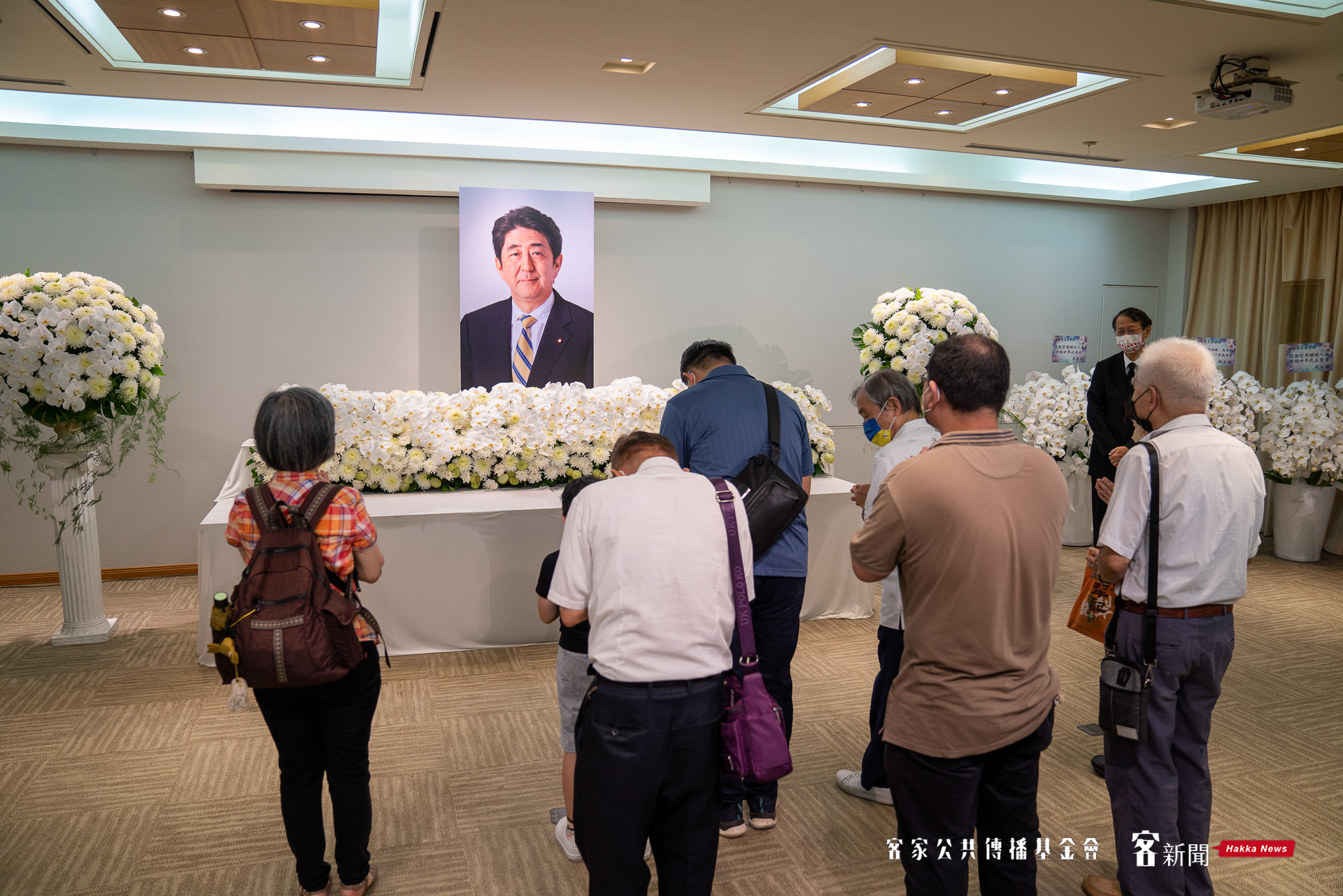 民眾於日本台灣交流協會悼念日本前首相安倍晉三。范修語攝