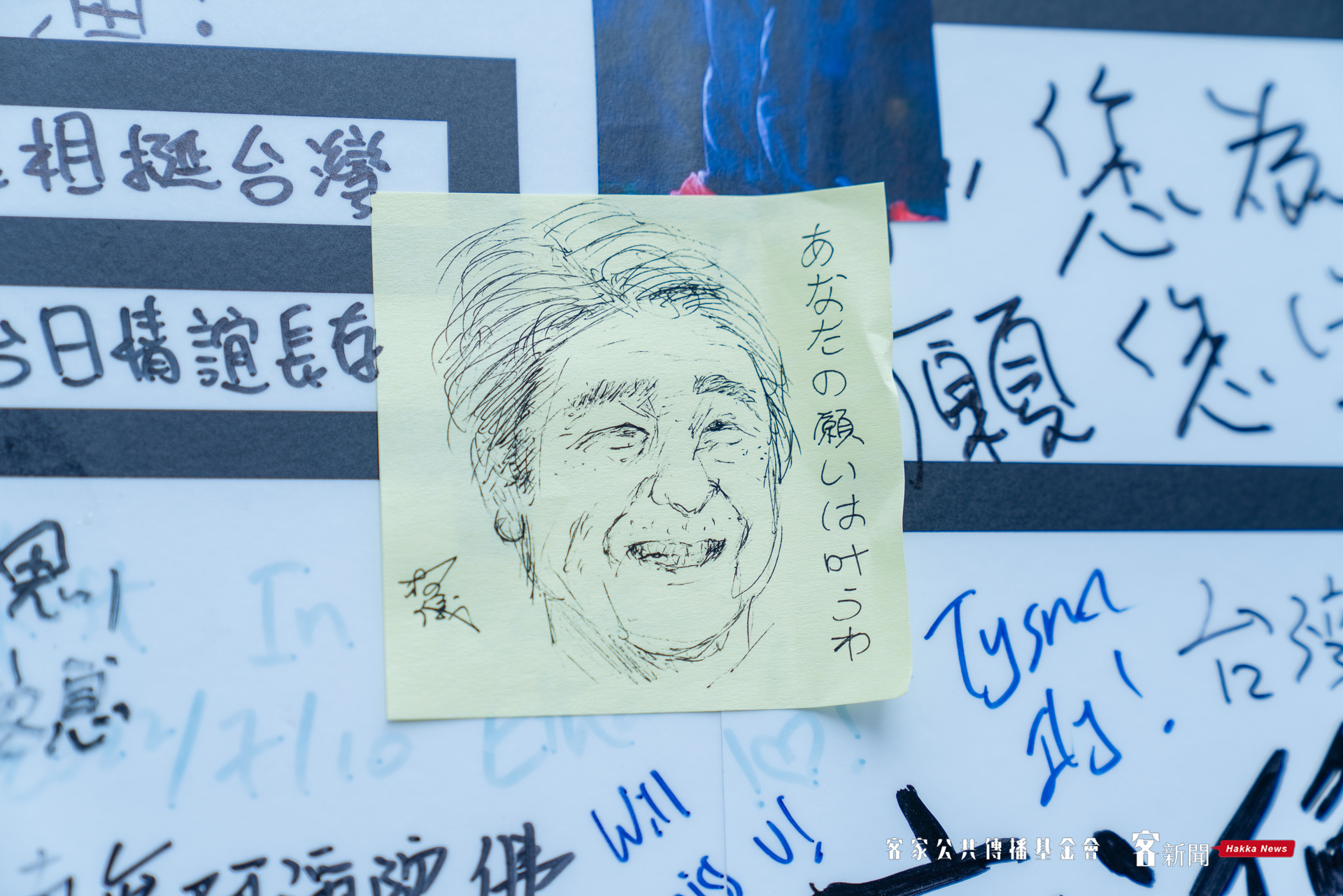 有民眾畫下安倍晉三肖像追思。范修語攝