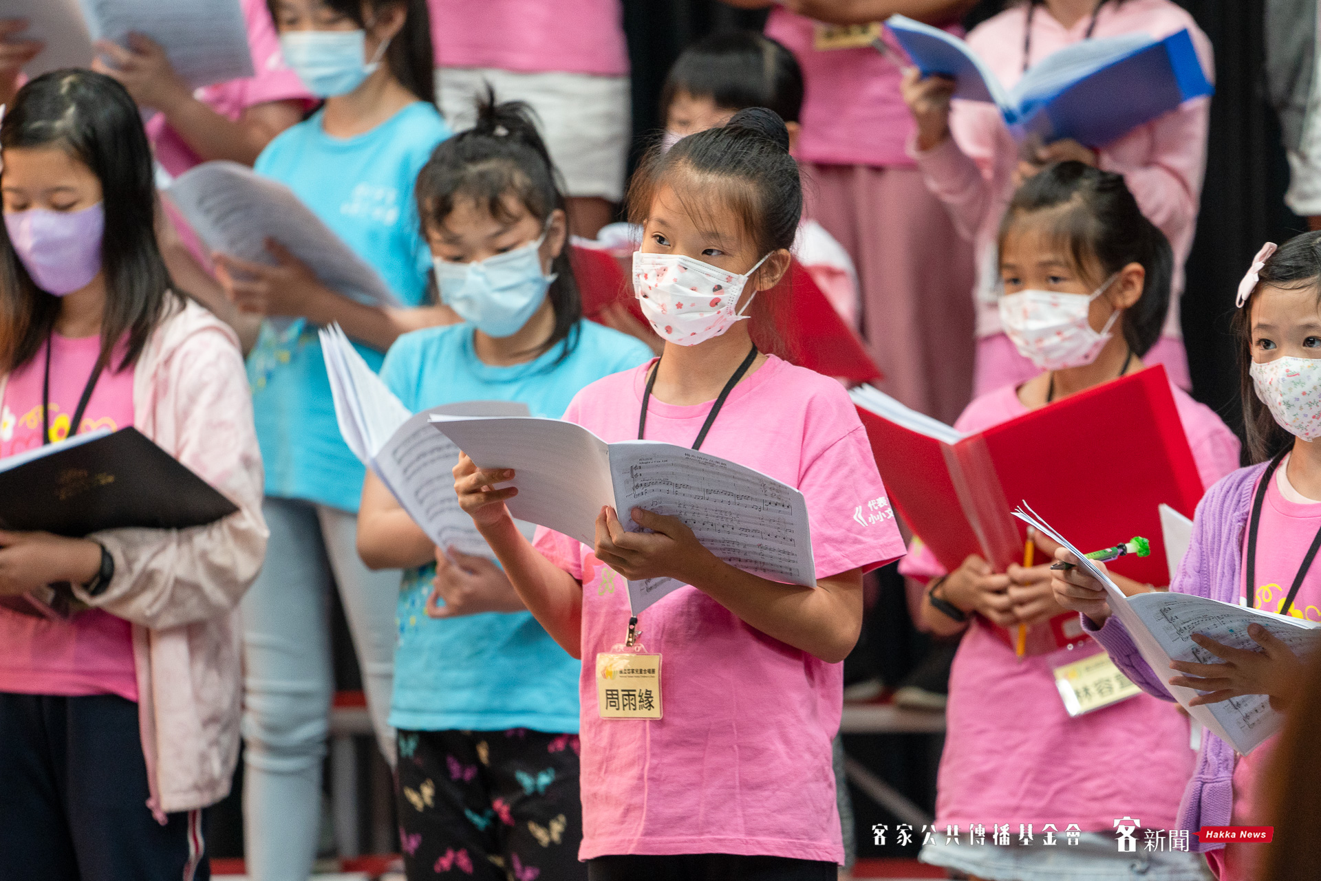國立客家兒童合唱團於新竹縣文化局演藝廳實驗劇場練習。范修語攝