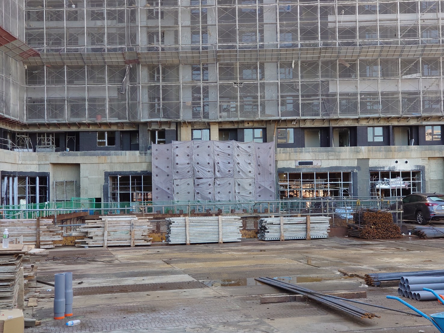 網友爆料青埔建案出現牆面扭曲與龜裂,記者現場直擊建案最新狀況。