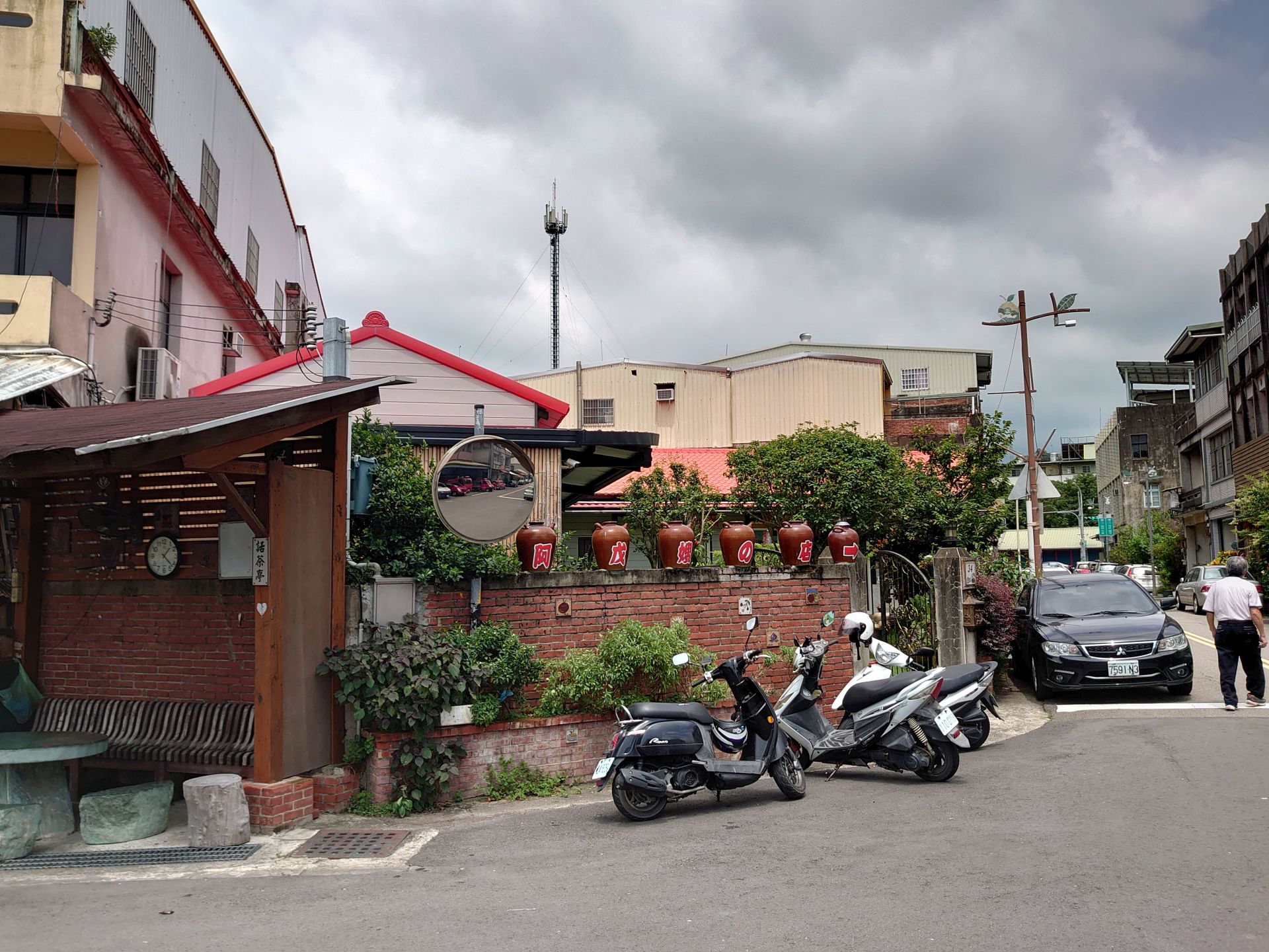 阿戊嫂的店位於三灣老街轉角。李台源攝