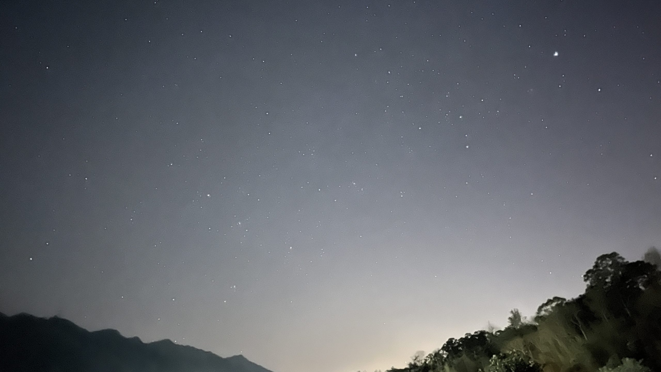 山林夜晚，抬頭可望美麗繁星。宋佩瑤攝
