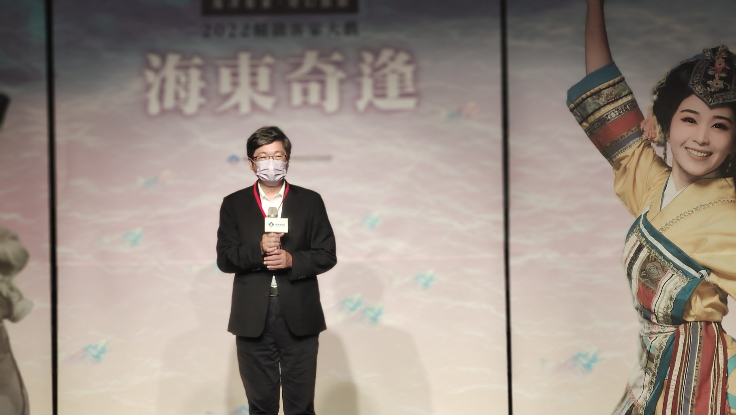 楊長鎮邀請家長帶孩子們，在暑假期間來觀看《海東奇逢》客家精緻大戲。蘇佑昇攝
