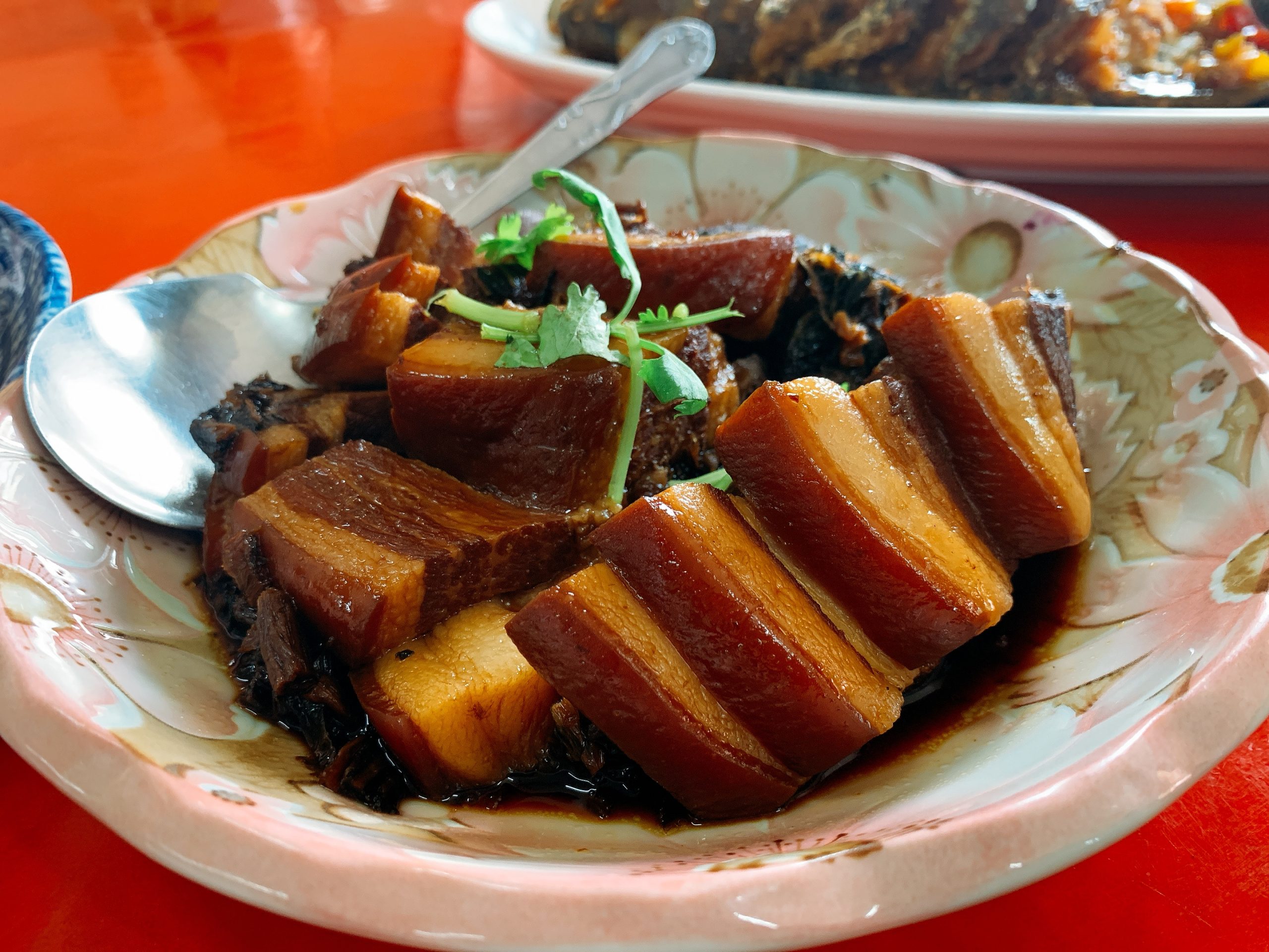 梅干扣肉亦是知名客家菜。李台源攝