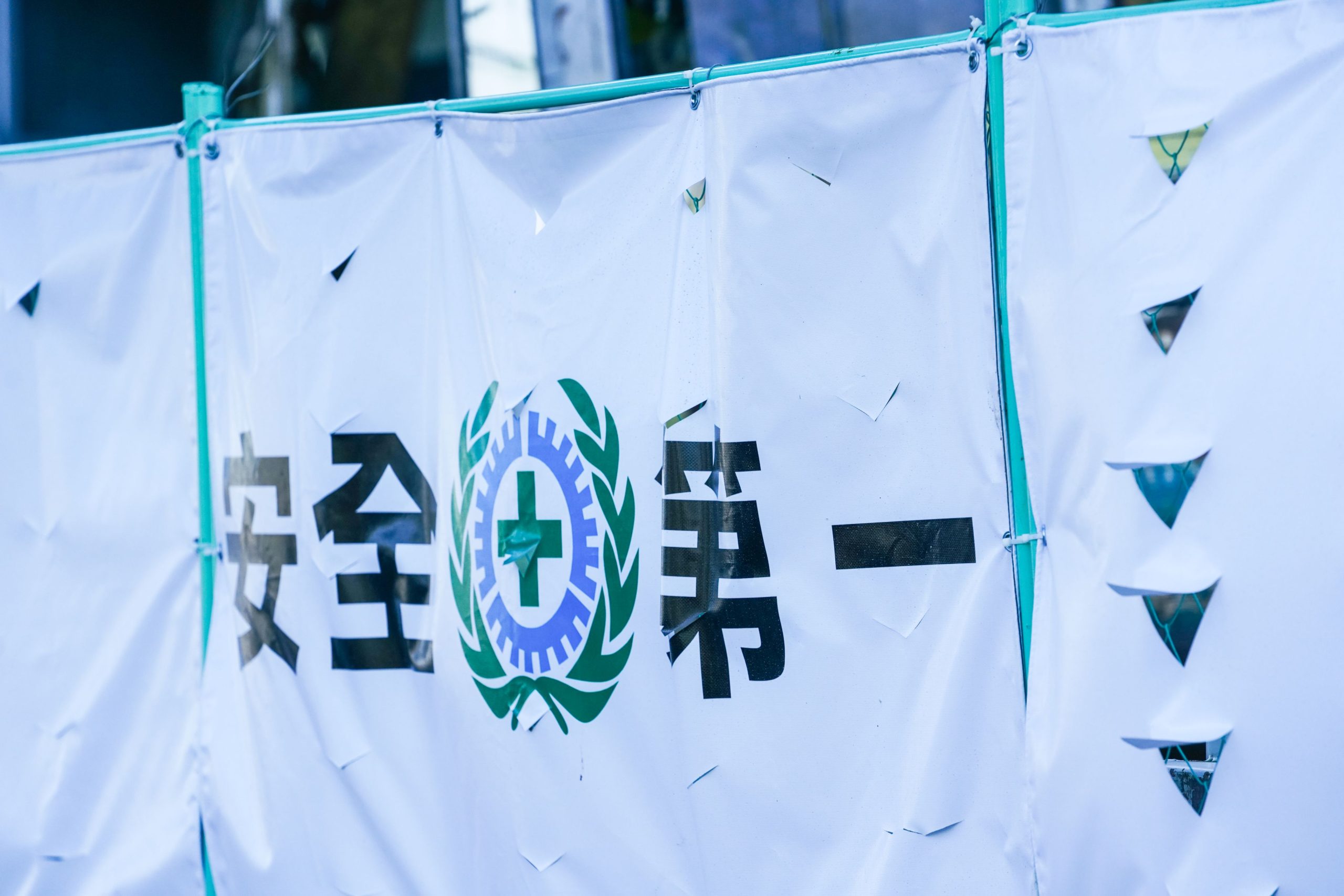 網友爆料青埔建案出現牆面扭曲與龜裂,記者現場直擊建案最新狀況。