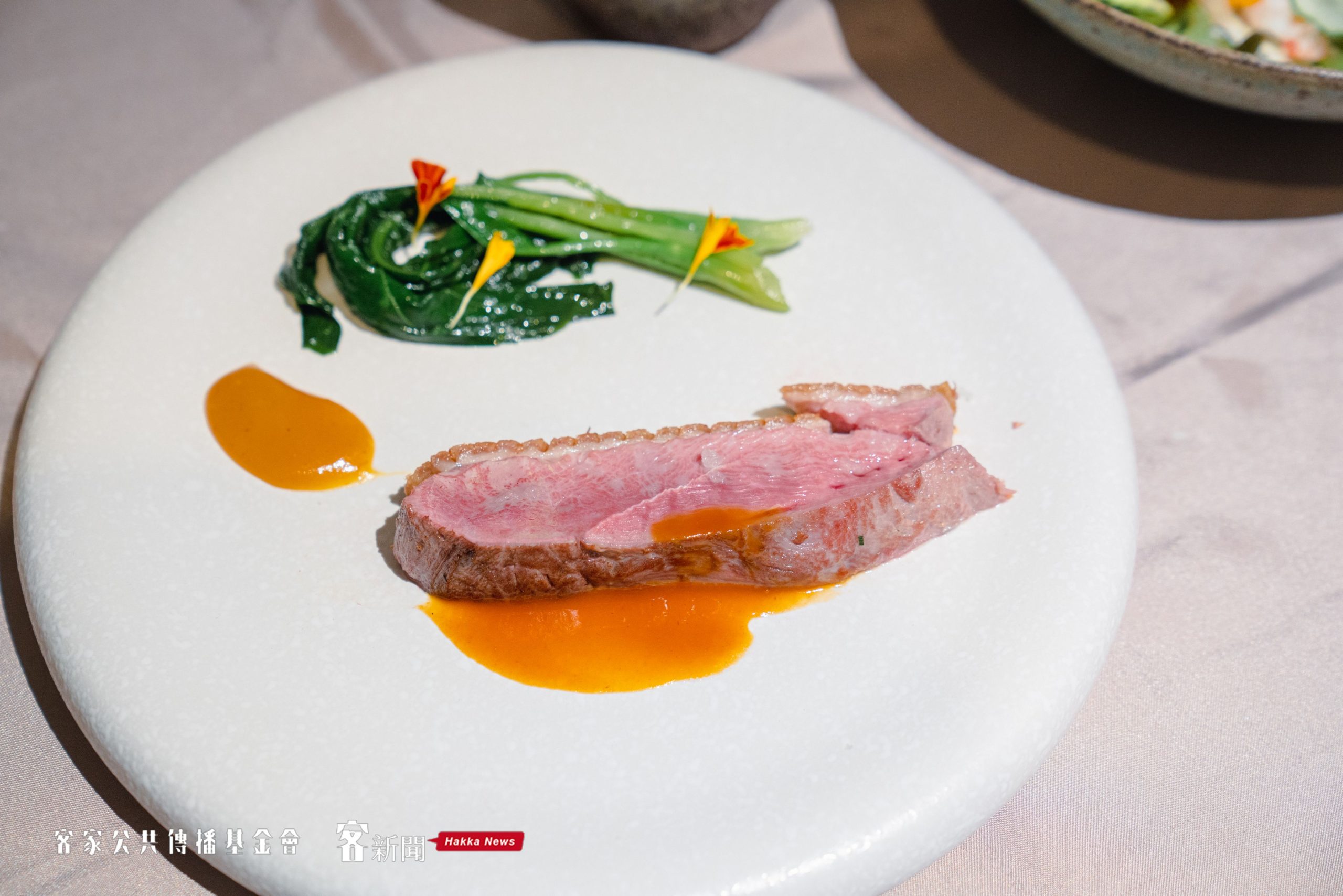 台灣美食展中，簡天才主廚翻轉客家料理，推出「胭脂鴨桔醬與時蔬」。宋佩遙攝（資料照）