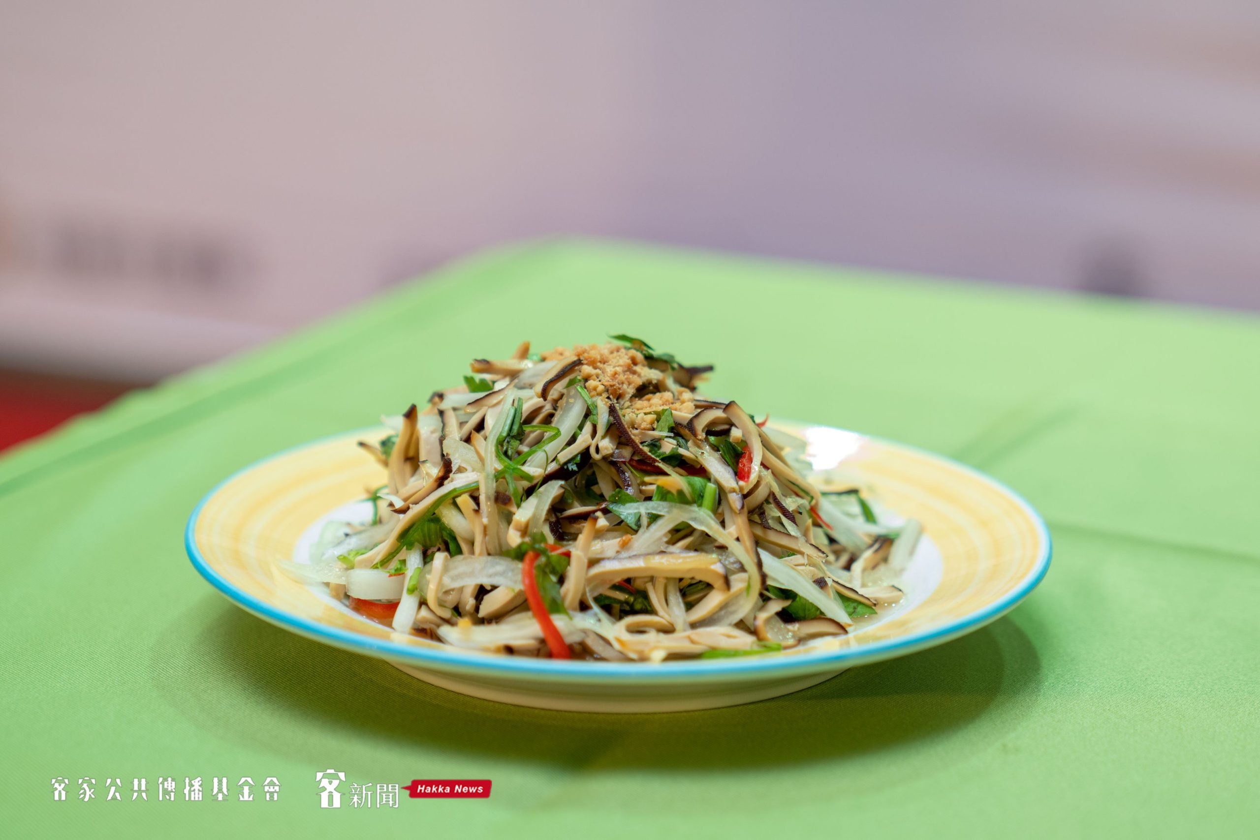 主廚用不到3分鐘的時間,就煮出一道開胃爽口的小菜,食譜可在「尋HAKKA-桃園客家美食網站」及「愛食記」網站查詢得到。宋佩遙攝