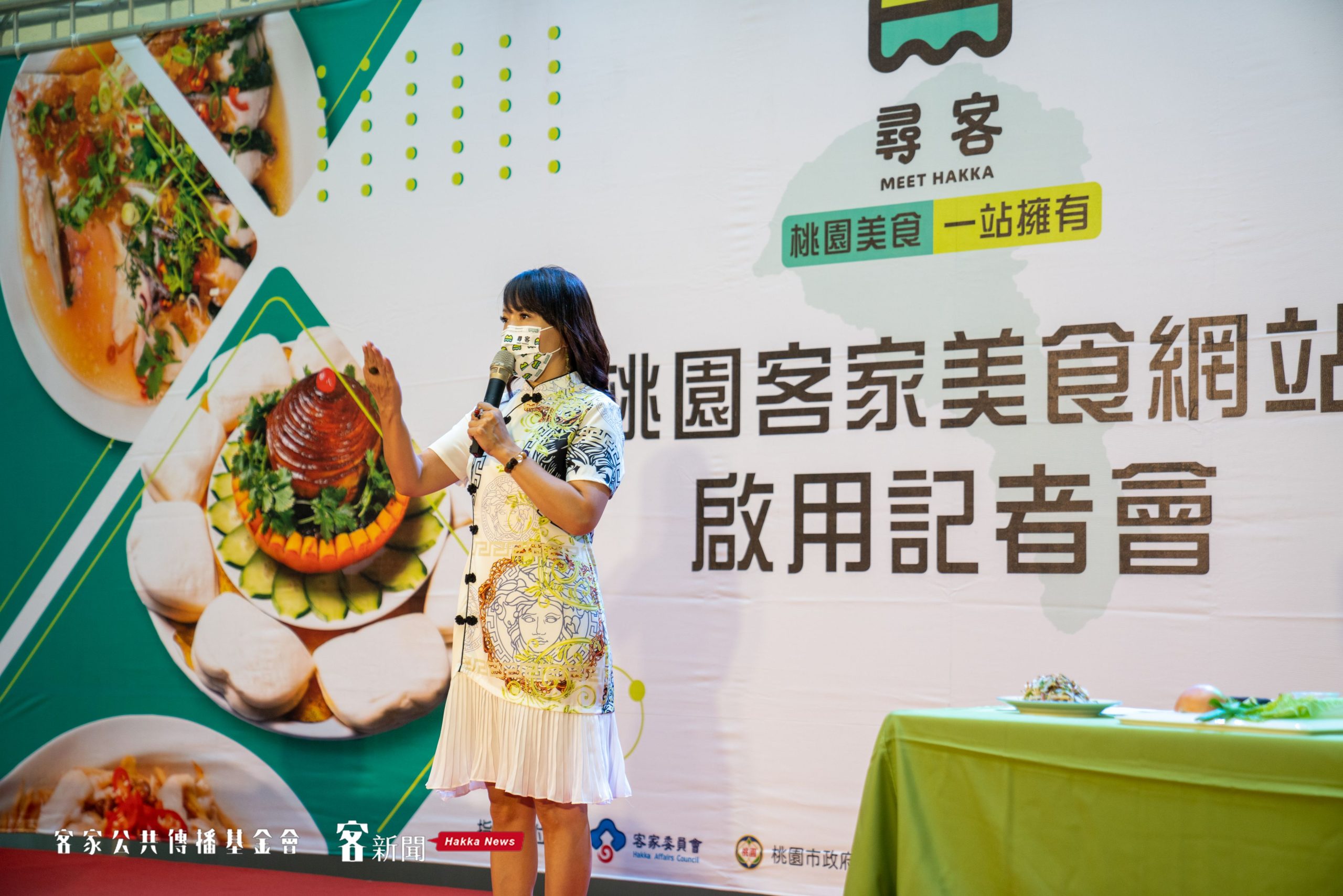 這次的「尋HAKKA-桃園客家美食網站」是桃園市政府客家事務局,積極向客家委員會爭取補助經費,合作建置而成,今日網站啟動記者會主持人為講客廣播電臺節目「雁子飛過台三線」主持人徐子雁,徐子雁也熱情介紹多間桃園在地店家,像是龍潭區的提緣客家小館,招牌菜「鹹冬瓜蒸魚」會讓人一試成主顧。宋佩遙攝