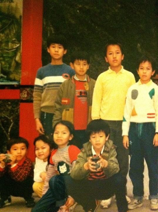 劉東洋（後排左二）年幼時在北埔成長，當時就很喜歡棒球。劉東洋提供