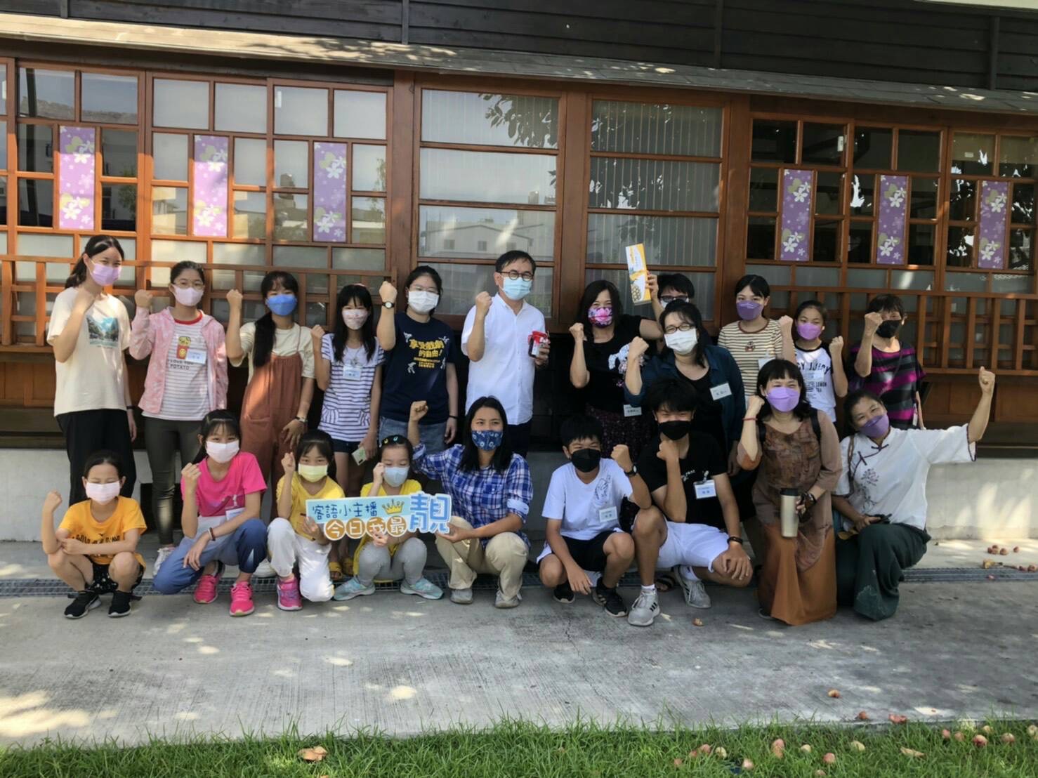 立法委員劉櫂豪(站立左六)到場力挺「客語廣播夏令營」。