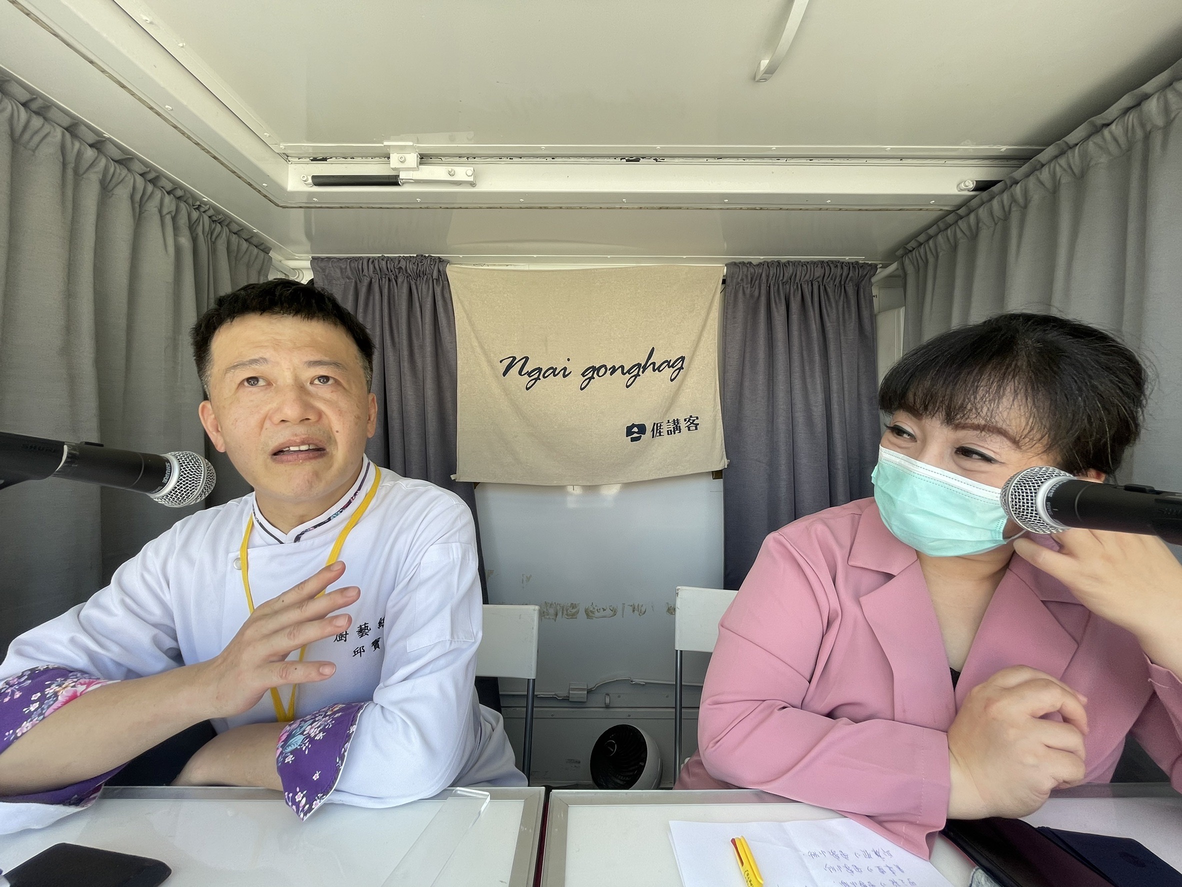 2022客家小炒爭霸賽評審長-邱寶郎（左）。