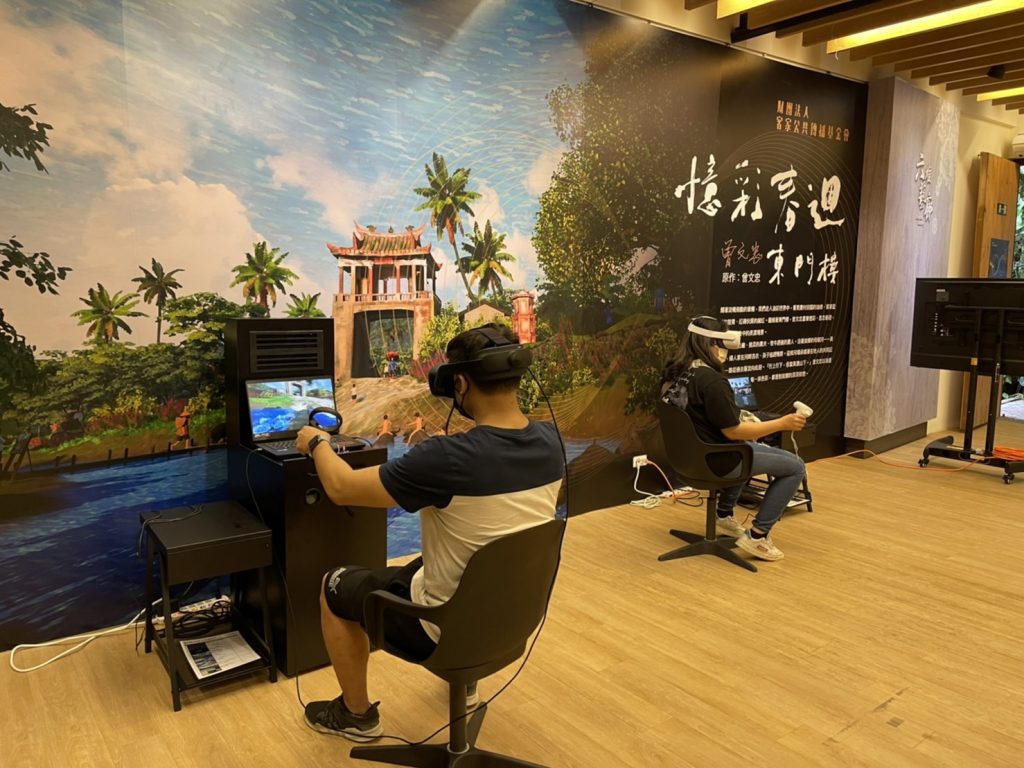 客傳會推出的客庄虛擬體驗的VR影片「浮光童夢—五溝水」，今年4月奪得「東京短編映畫祭 優選佳作獎」，圖為六堆VR體驗特展時，民眾體驗的畫面，這次的夏令營，客傳會也會帶領孩子們體驗互動式VR影片。圖/客傳會