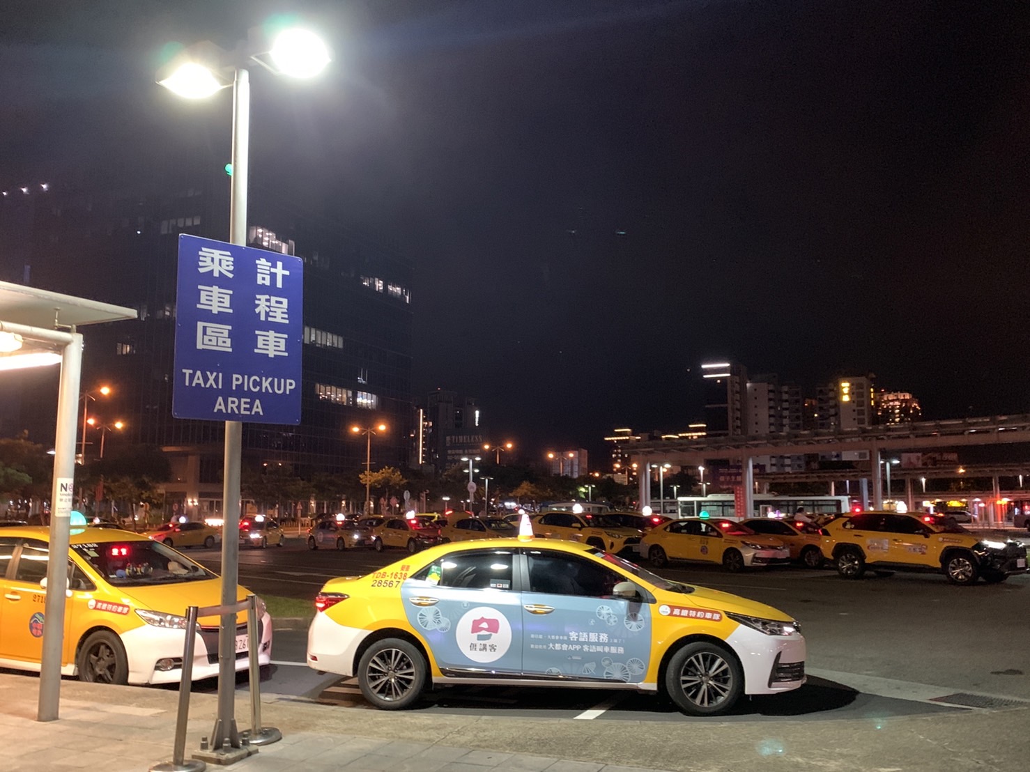 到了晚上，新竹高鐵站還是很多講客計程車排班，民眾可搭乘體驗客語友善的經驗。羅盛滿攝