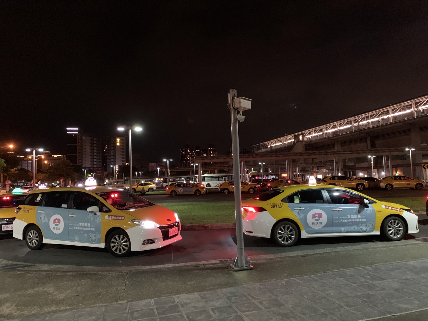 到了晚上，新竹高鐵站還是很多講客計程車排班，民眾可搭乘體驗客語友善的經驗。羅盛滿攝