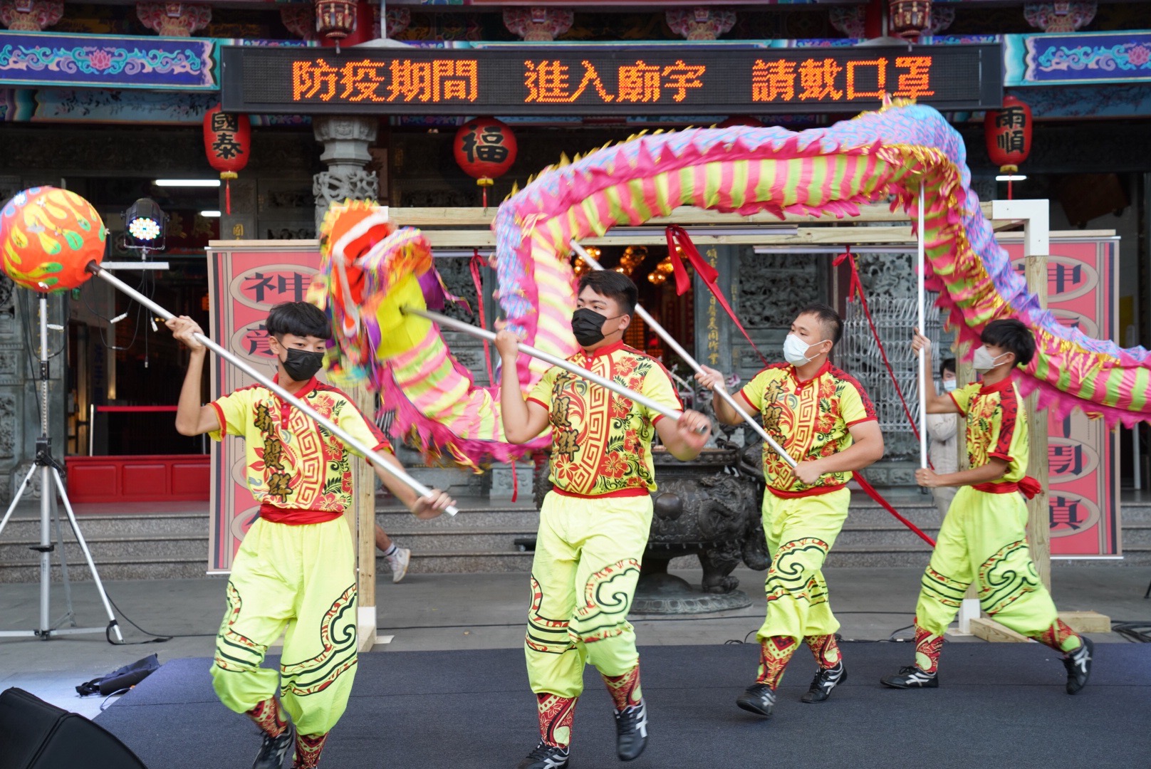 桃園新毅群龍獅團 SAN NGAI KWUN舞龍表演。宋佩遙攝