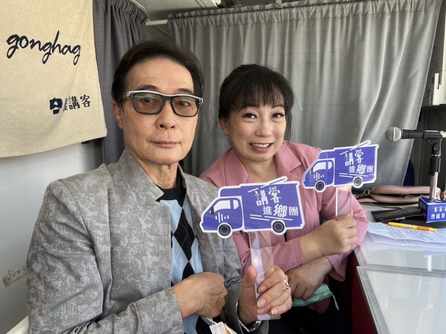 客委會副主委鍾孔炤（左）接受講客廣播電臺節目主持人陳雙（右）訪問南區場的賽事情形，內容十分精采。