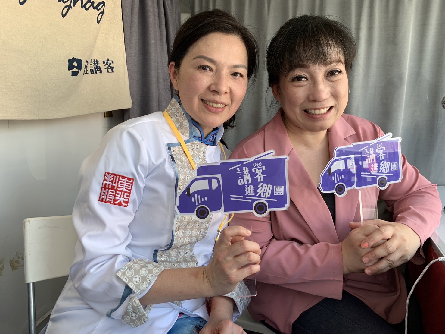 2022客家小炒爭霸賽評審-張亞莉（左）。