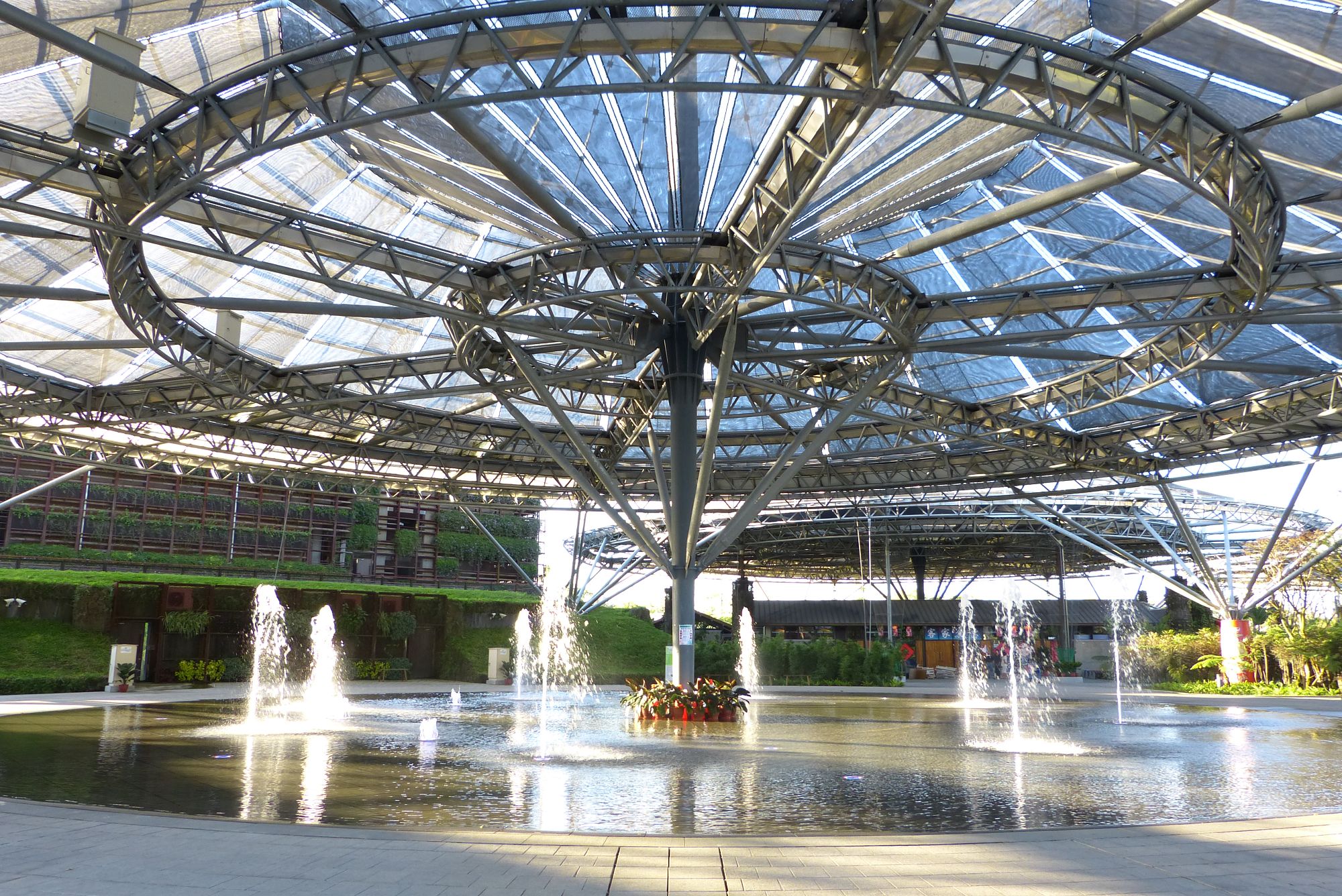 六堆園區的傘架客家聚落景觀區,是許多六堆鄉親休憩的好去處,目前3場次的公民禾埕講堂,已於六堆辦理完畢。客發中心