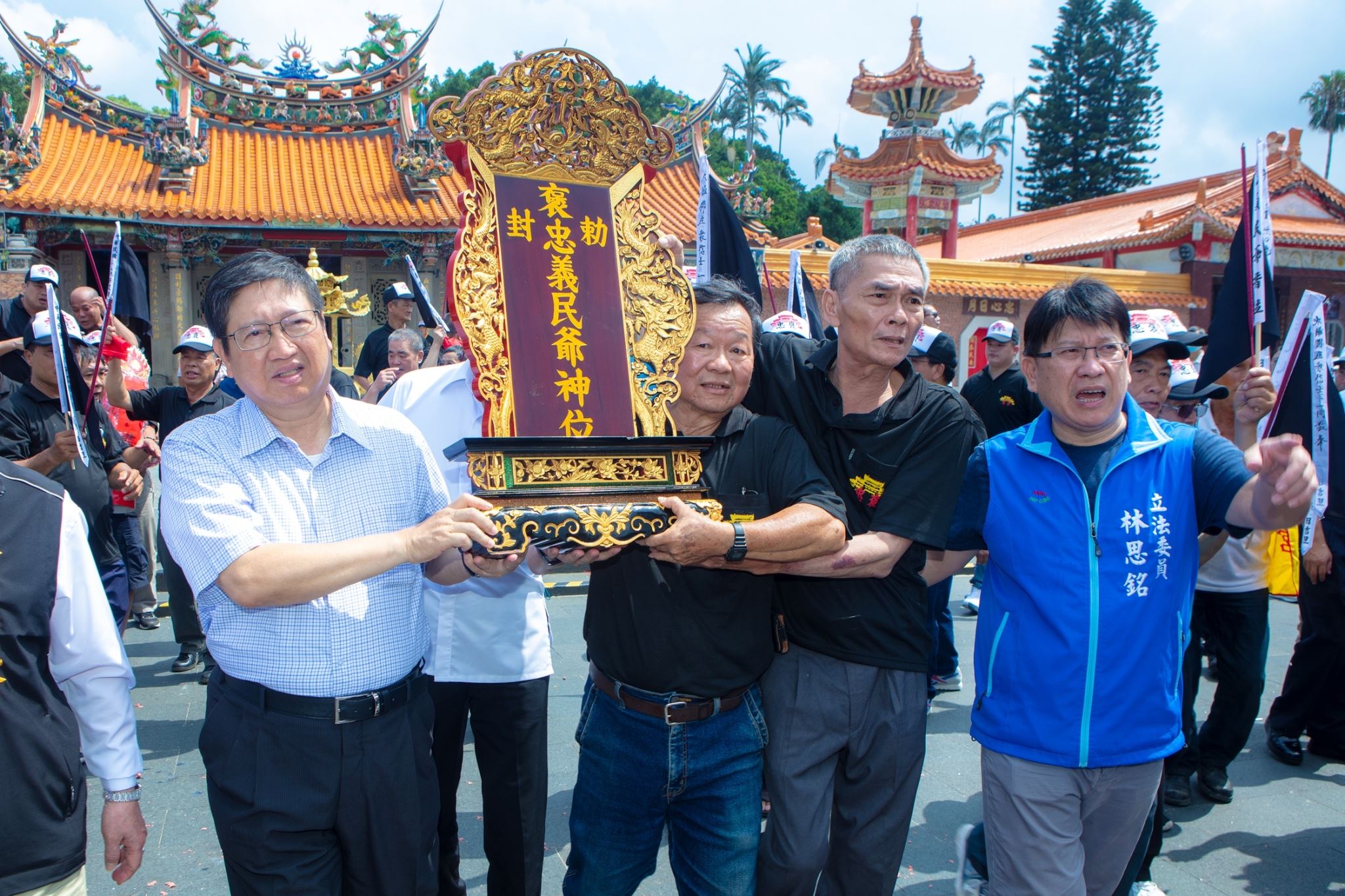 義民廟祭祀義民爺的牌位寫著,敕封褒忠義民爺神位,每年會前往輪值聯庄的信仰中心廟宇。