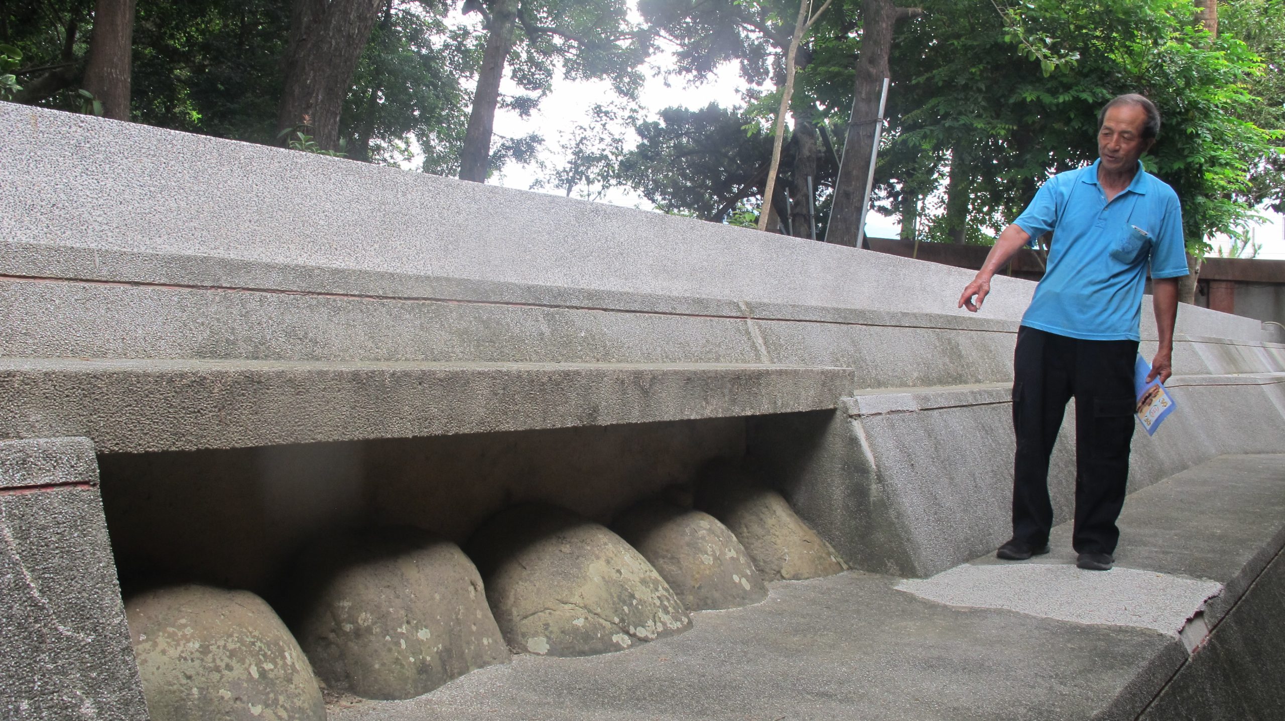 公館五鶴山五穀宮管理委員劉泇忠說,這5粒巨石相傳是1815年五穀神農大帝顯靈處。何來美攝