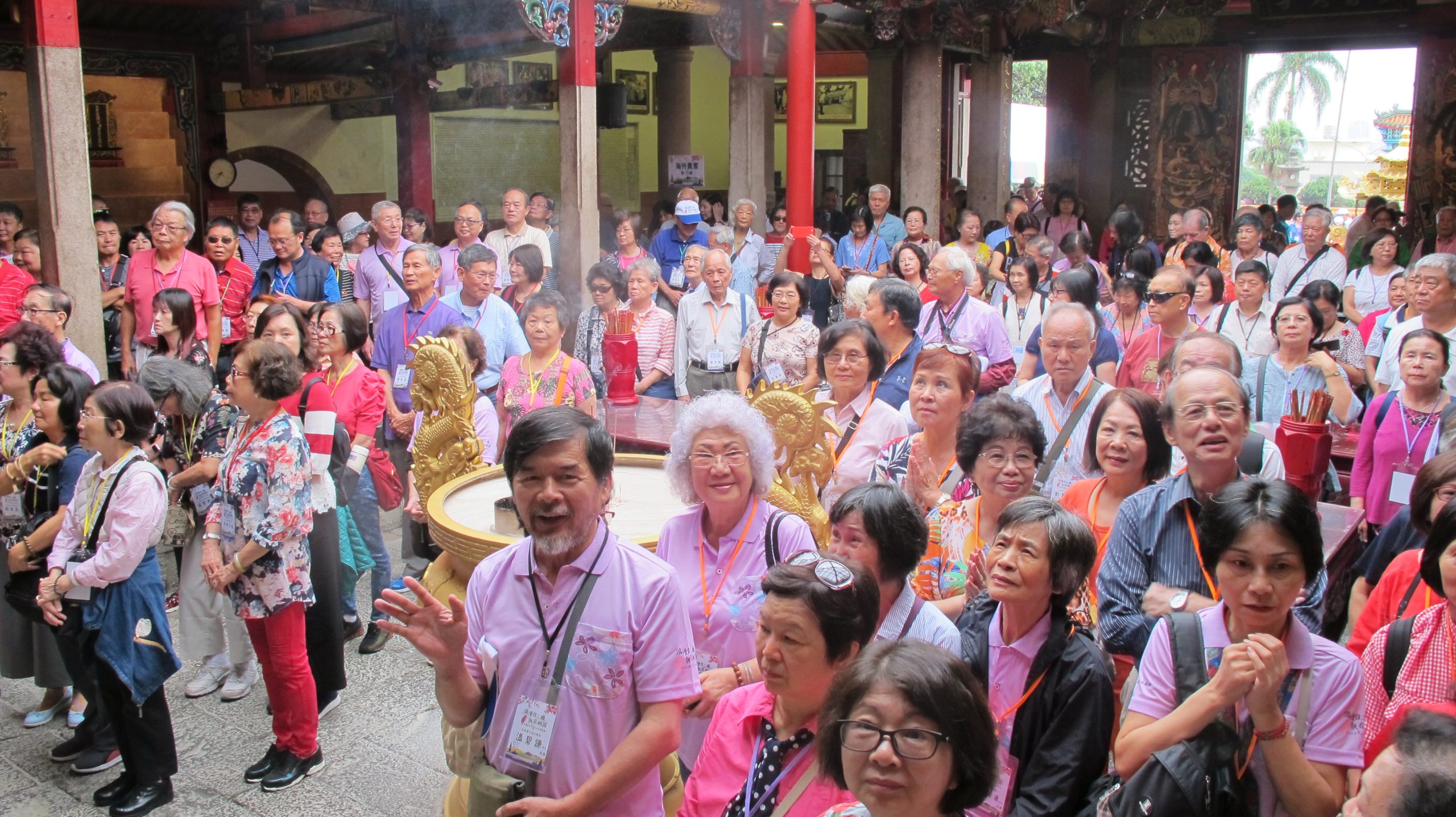 旅居海外的台灣客屬僑胞2018年到新埔義民廟參拜。何來美攝