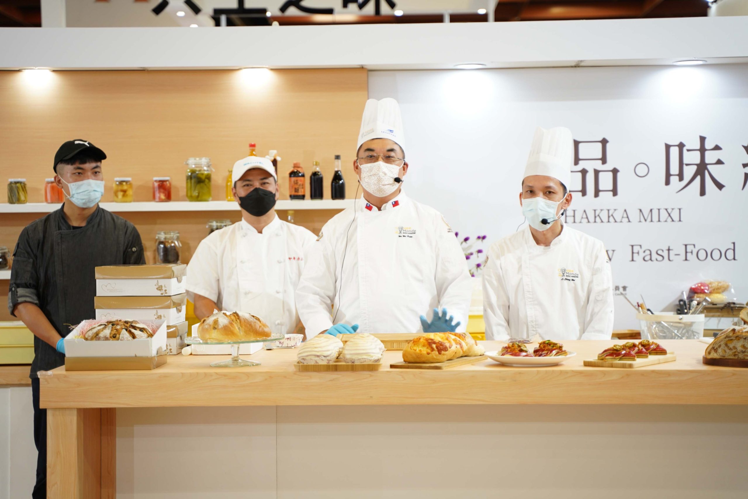 從8月5日至8月8日，每天客家主題館都會推出料理達人教大家將客家食材進行變化的活動，讓大家看得到、吃得到、學得到。 圖為世界麵包大賽冠軍吳武憲師團隊與蘭田穀王技術總監李忠威師傅，合力將客庄風味食材變成多種創意料理，令人看了垂涎三尺。