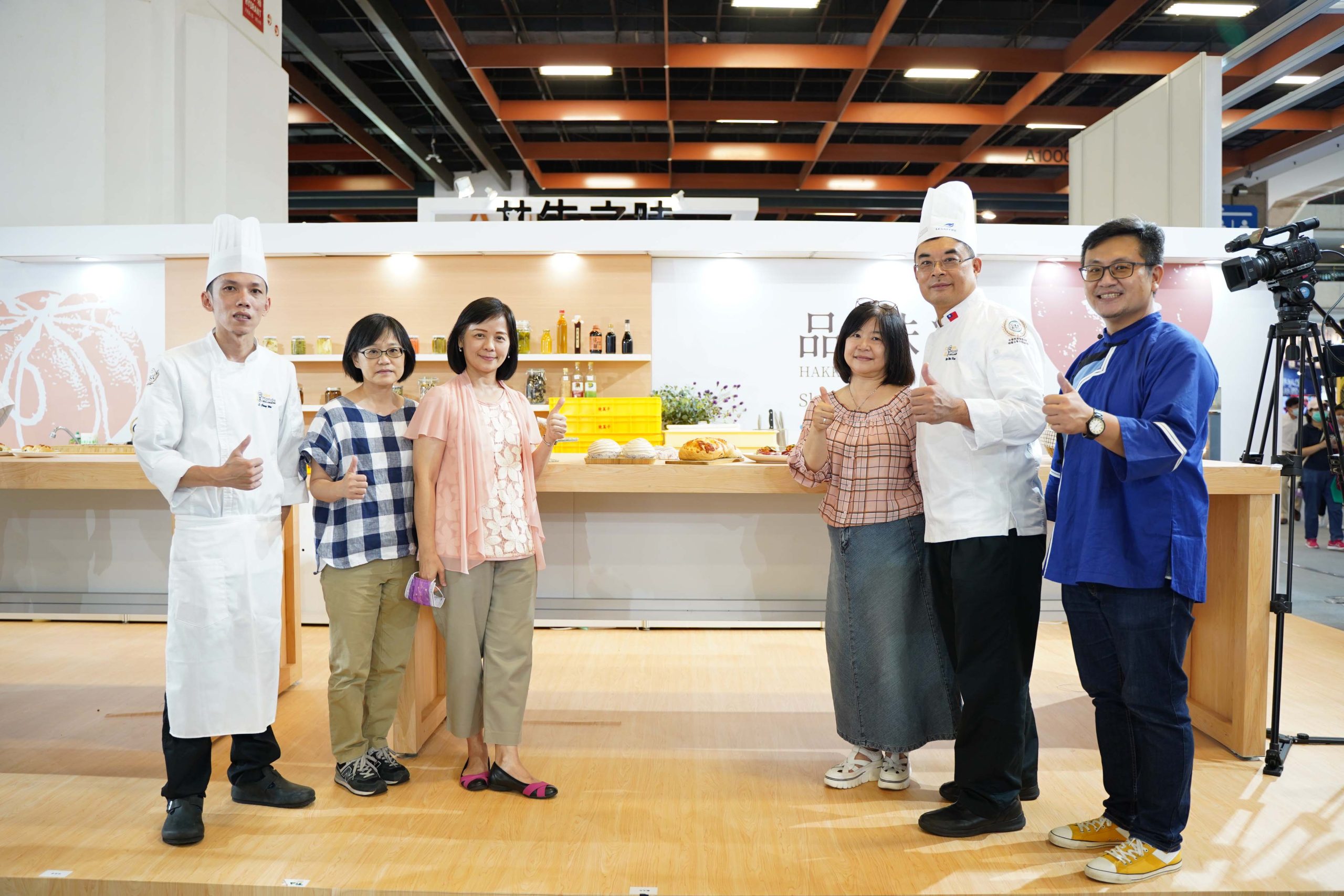 昨日客家館貴賓左至右：李忠威師傅、黃綠琬副處長、廖育珮主任秘書、袁靜慧專委，一起和民眾品嘗客家創意料理。