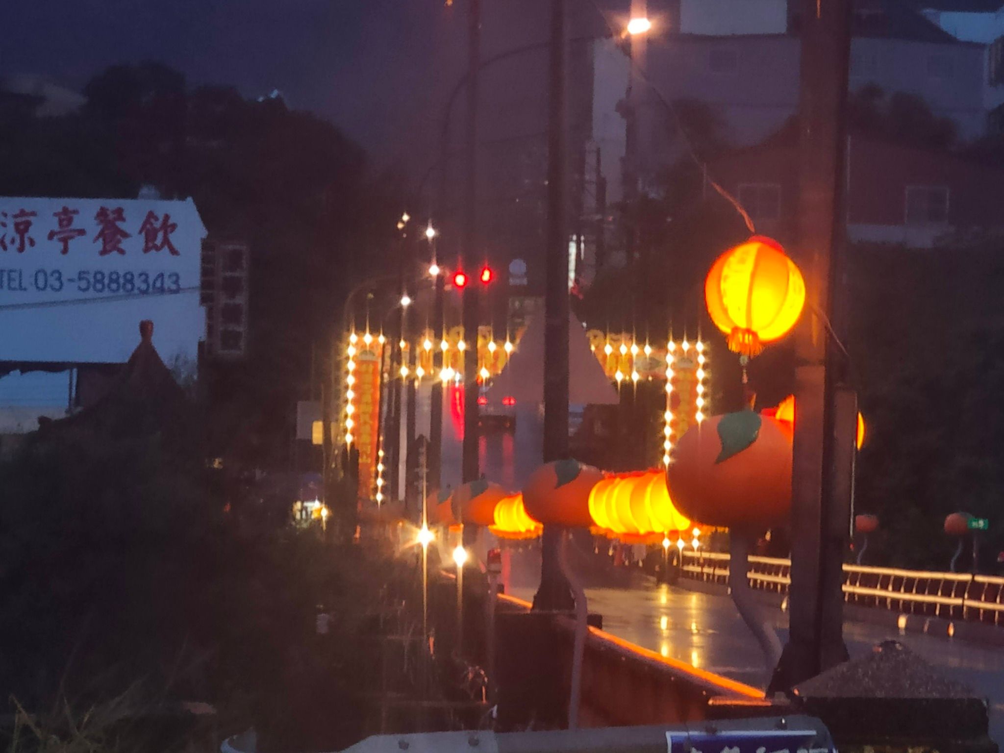 利用天快暗時拍寶石橋,別有一番風味。「新竹故事館」臉書粉絲專頁提供