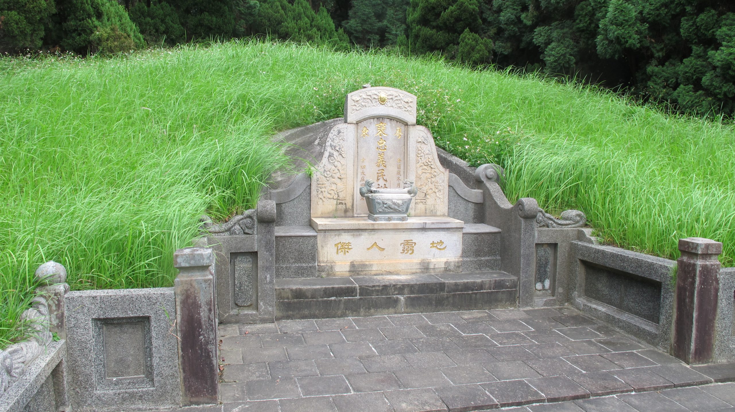 戴潮春之亂犧牲的義勇，也入祀新埔褒忠義民廟，廟後方亦建有義塚，並題「地靈人傑」。何來美攝