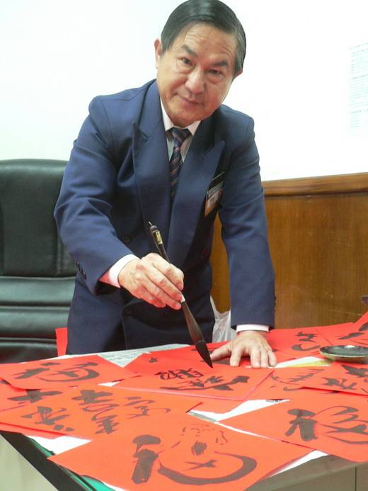 李慶金在彰化、台中站服務18年,年年春節寫春聯、斗方贈送旅客、鄉親。劉明岩提供