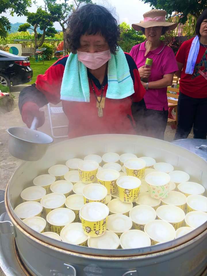 水粄（碗仔粄）是客家米食，南部客家人有立秋蒸水粄習俗，北部客亦有人蒸。圖為公館水粄達人彭松英在立秋前蒸水粄，與社區民眾分享。林瑞英提供
