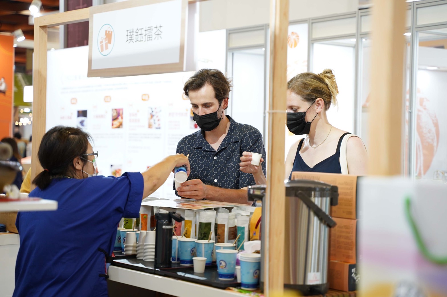 璞鈺擂茶帶外國遊客品嘗、認識茶的甘厚與香醇。
