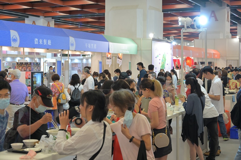 2022台灣美食昨日開展第一天，就有大批民眾提前搶好康，今日逛美食展的人潮更勝昨日。