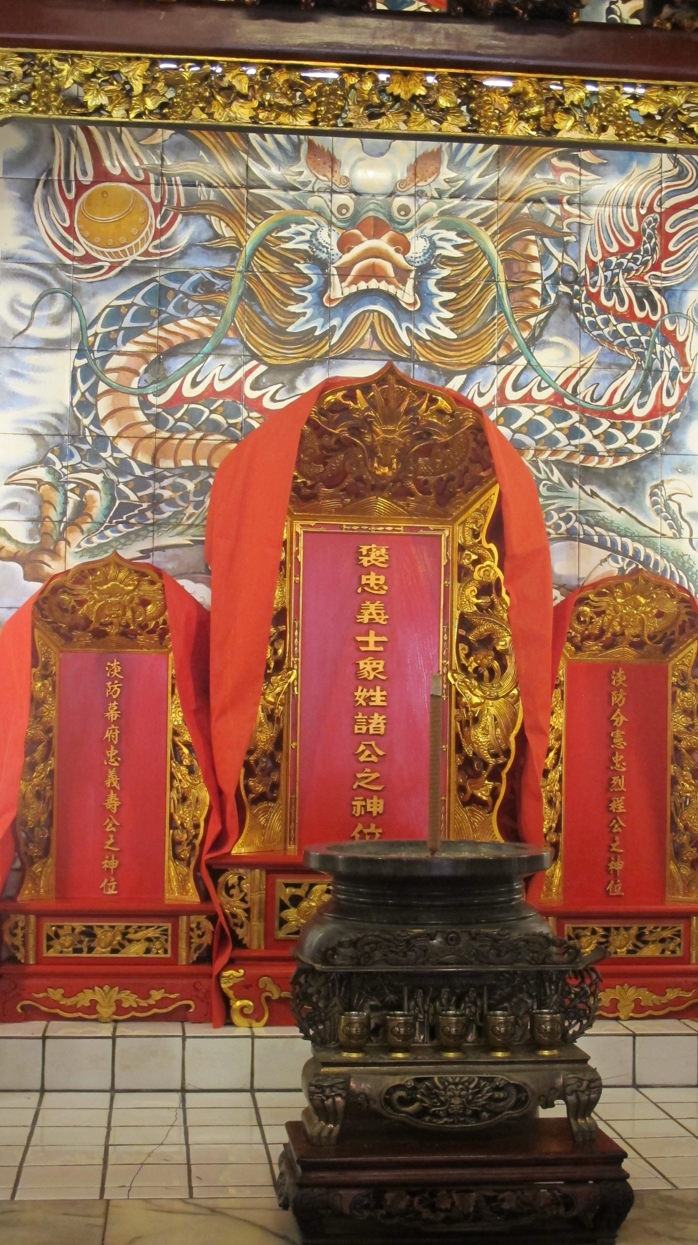 苗栗市義民廟除奉祀地方捐軀的義勇，亦有罹難的淡水同知程竣、師爺壽同春的牌位。何來美攝