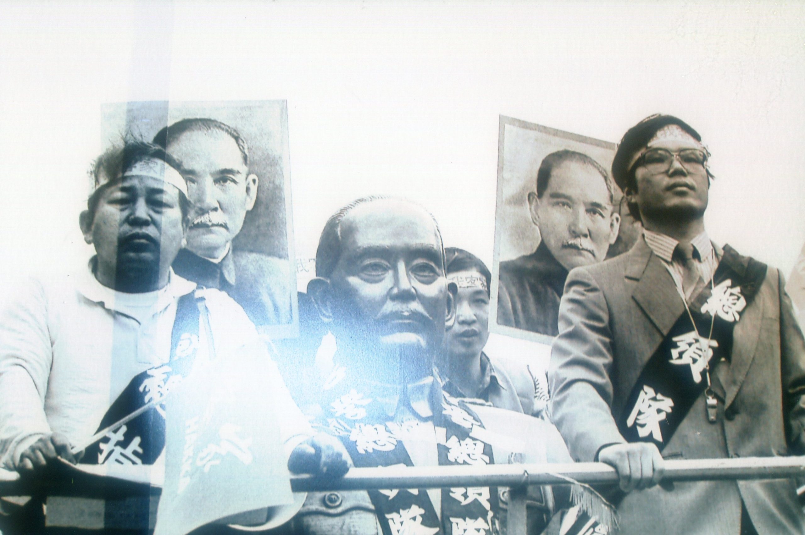 客委會已改訂12月28日為「客家日」。圖為1988年12月28日還我母語運動大遊行，總指揮邱榮舉（右）領前導車遊行。邱榮舉提供