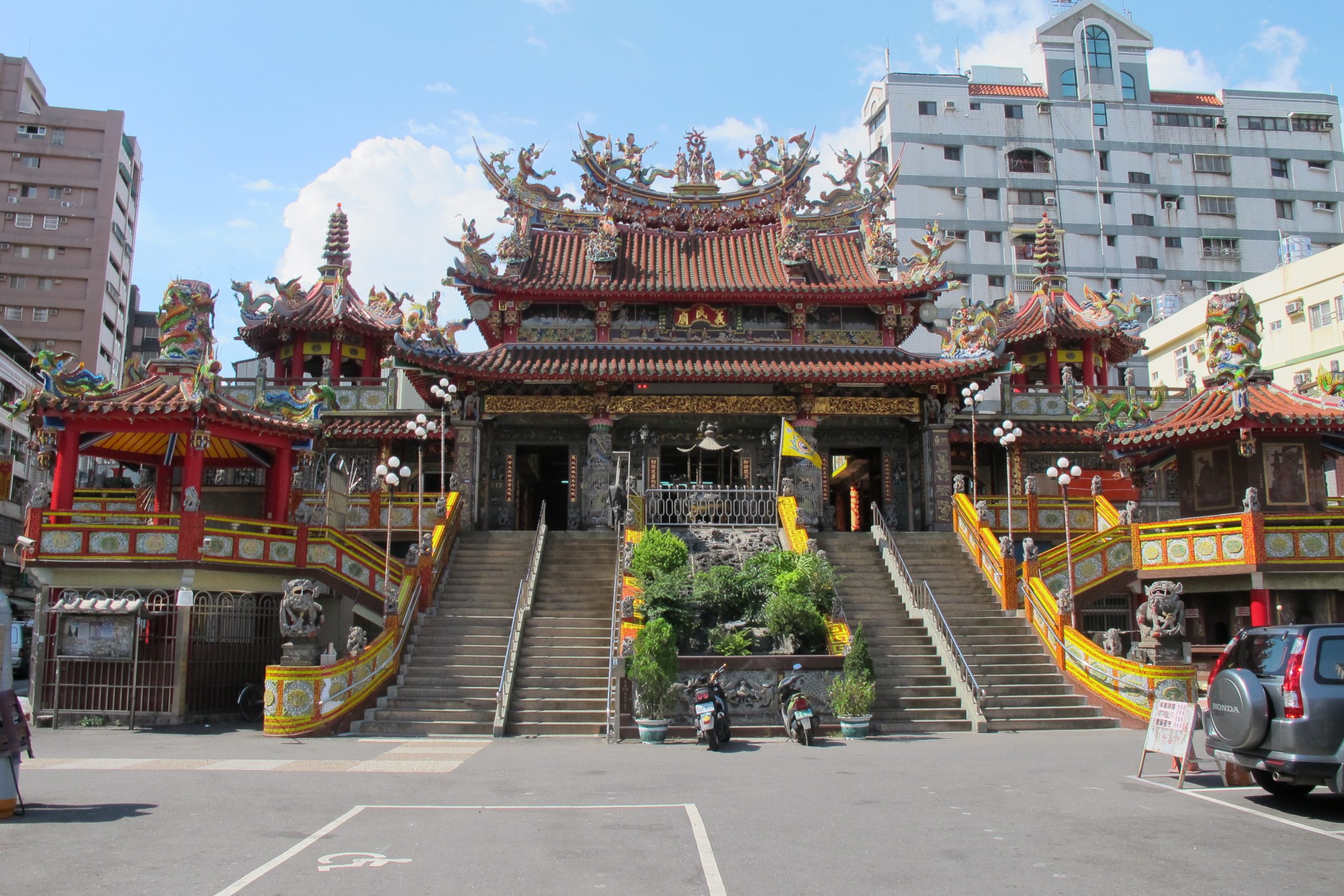 高雄市三民區褒忠義民廟，是日治時期新竹州客家南向移民所建，香火源自新埔義民廟。何來美攝