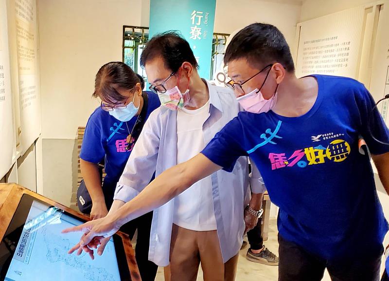 客發中心何金樑主任解說六堆3D GIS不同時代圖層資料。客委會提供